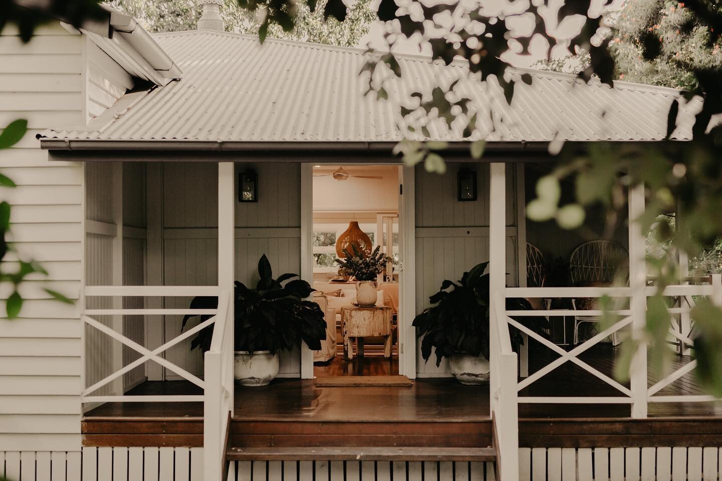 My dear friend over at @the_clay_society is selling her amazing old Queenslander. When Jules told me she wanted to put it online, I raced over to sneak in a mini shoot to capture a few snippets of this amazing abode. I will attach a link in my storie