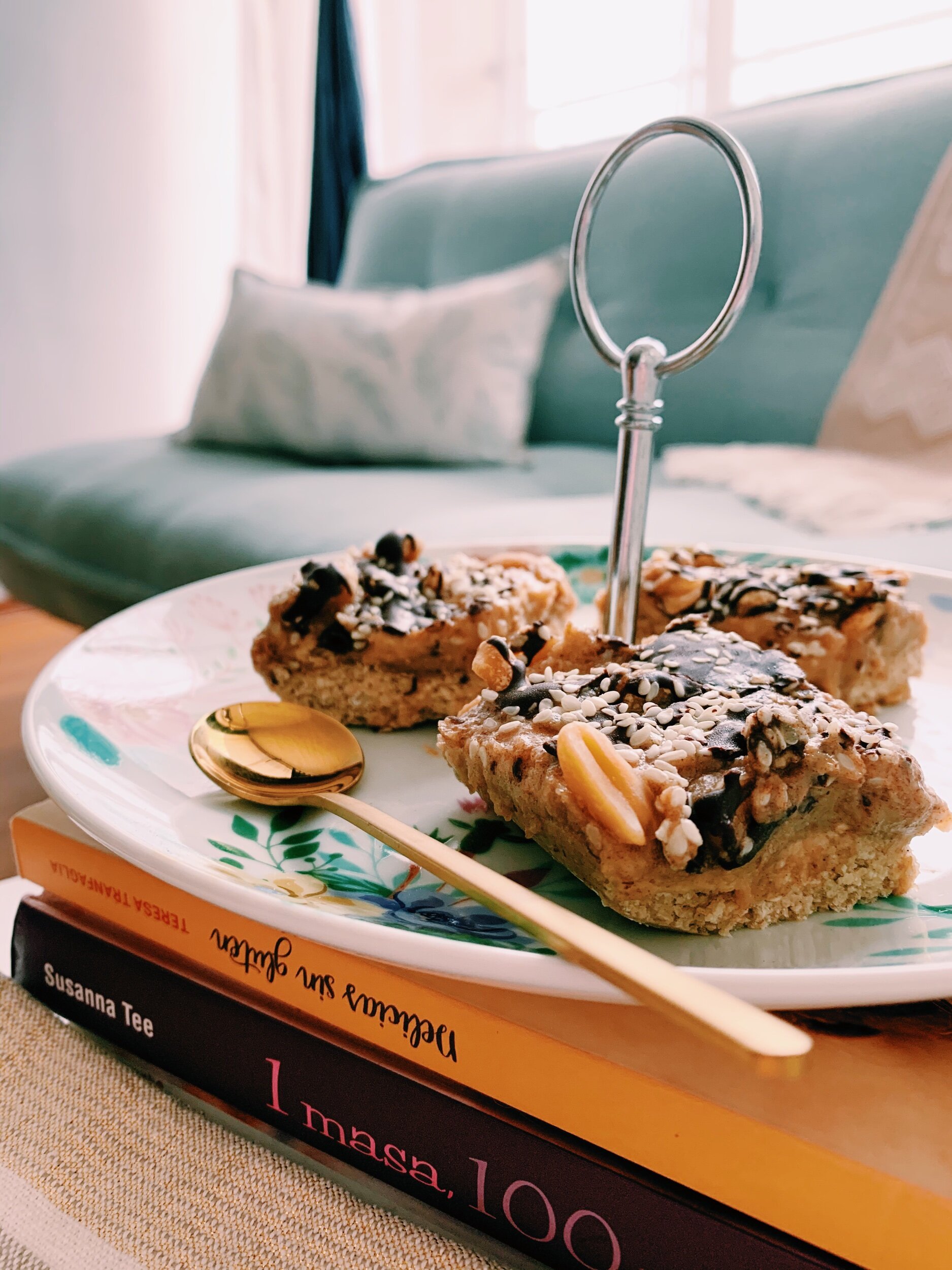 Cuadritos de mantequilla de maní y sésamo