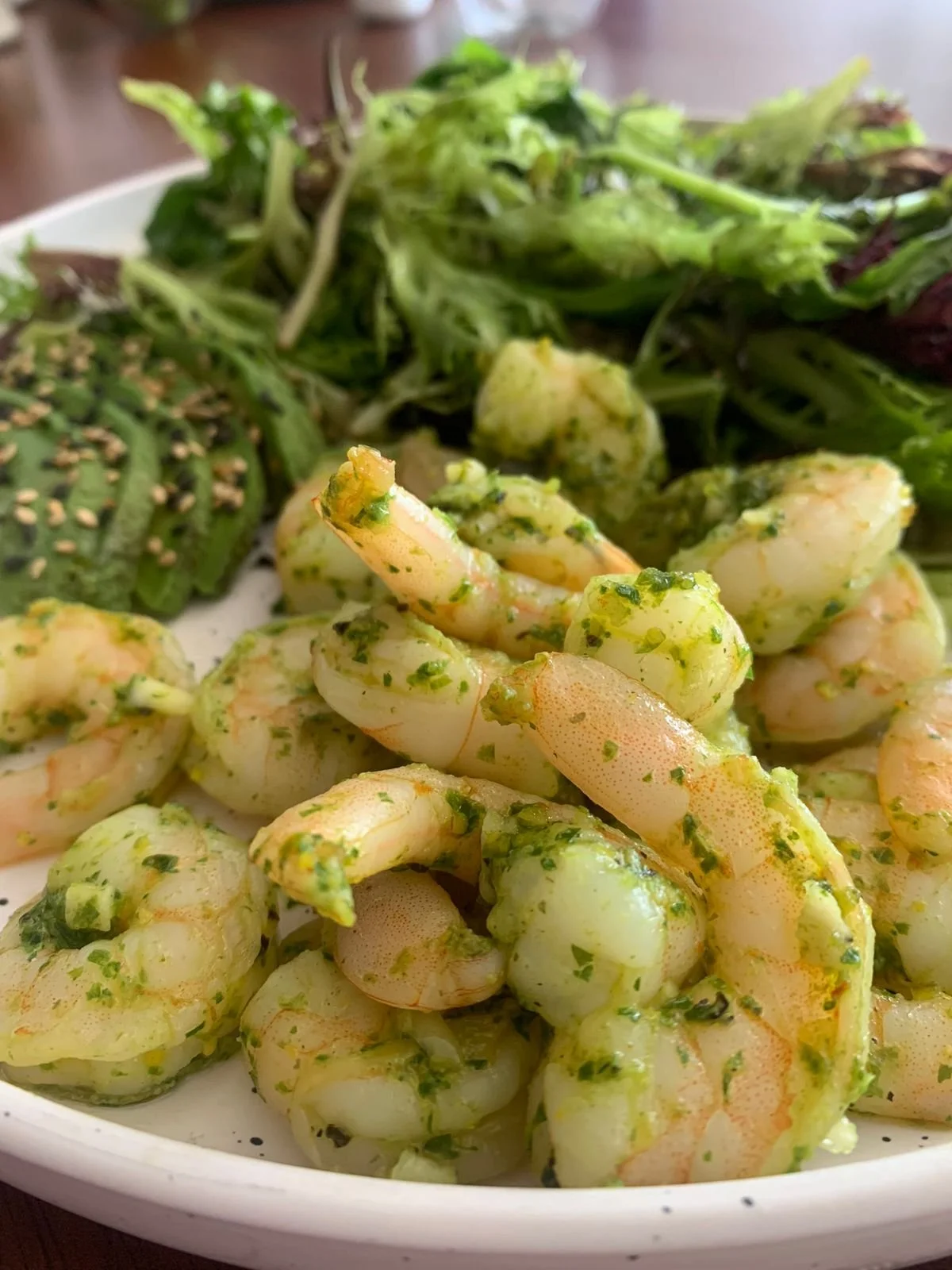 Ensalada con camarones al ajillo