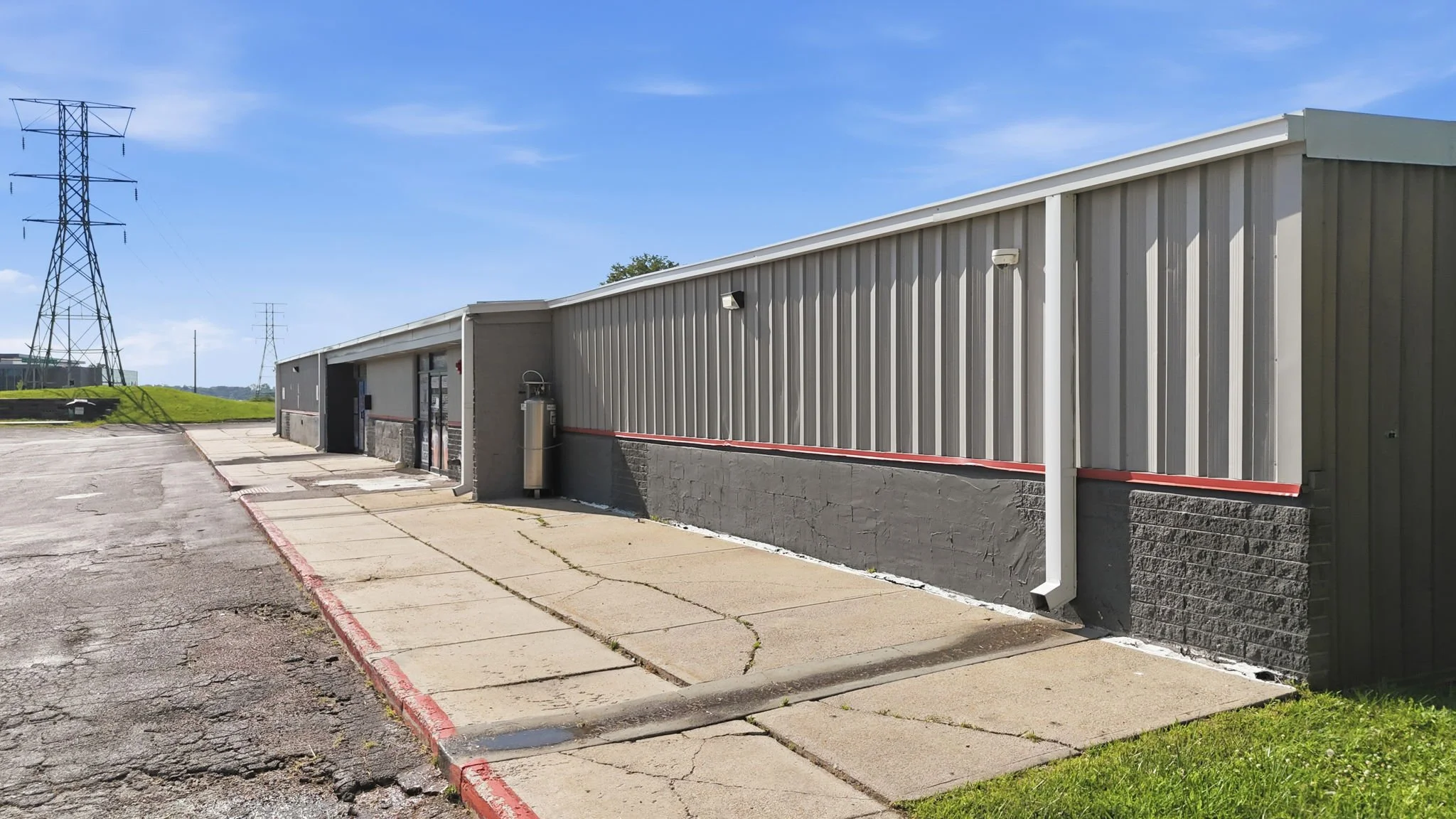113-web-or-mls-601 Chateau Dr Drone-05.jpg