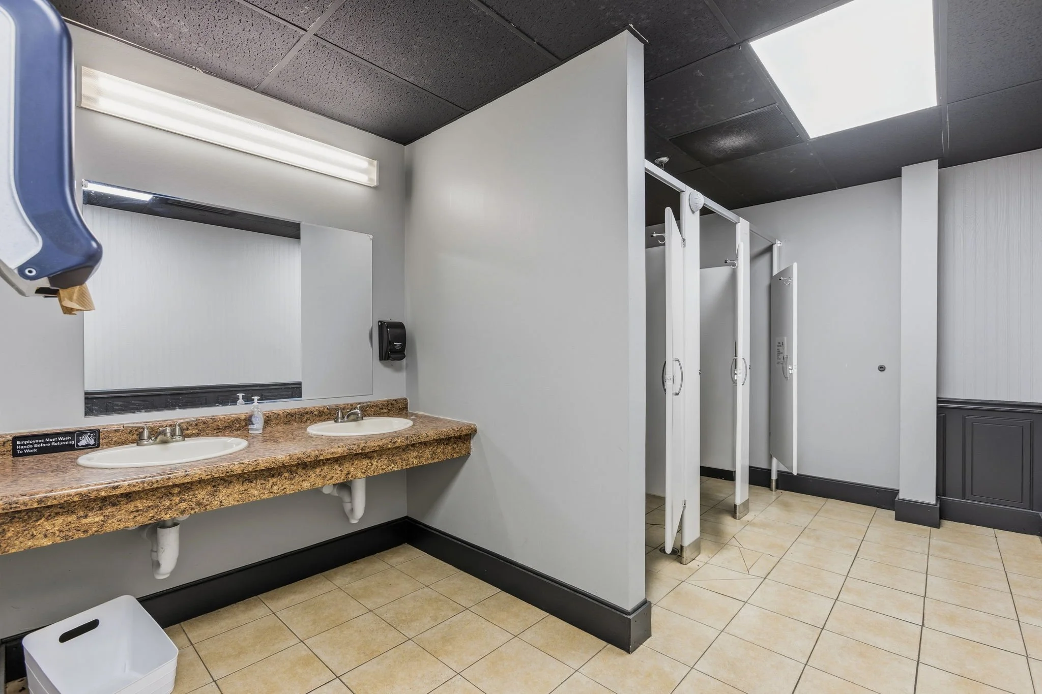 23-web-or-mls-601 Chateau Dr-023.jpg