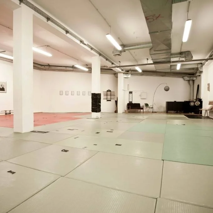 UNSERE TRAININGSHALLE IN GRAZ Ca. 110qm Trainingsfläche, Eingangsbereich und getrennte Dusche/WC OUR TRAININGCENTER IN GRAZ Aprox. 110qm Trainingspace, Entrance and separate Shower/WC