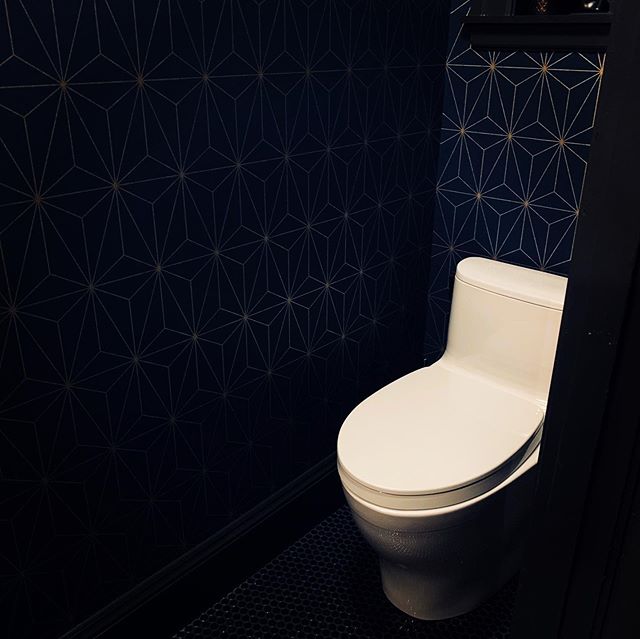 Mildly obsessed with this gorgeous powder room .... can&rsquo;t seem to get enough of it 😍
.
.
.
.
#wintervibes #powderroom #littlethinkingroom #navyandblack #geometric #geometricwallpaper #artdeco #artdecostyle #navyandfrenchgold #tile #tilefloor #