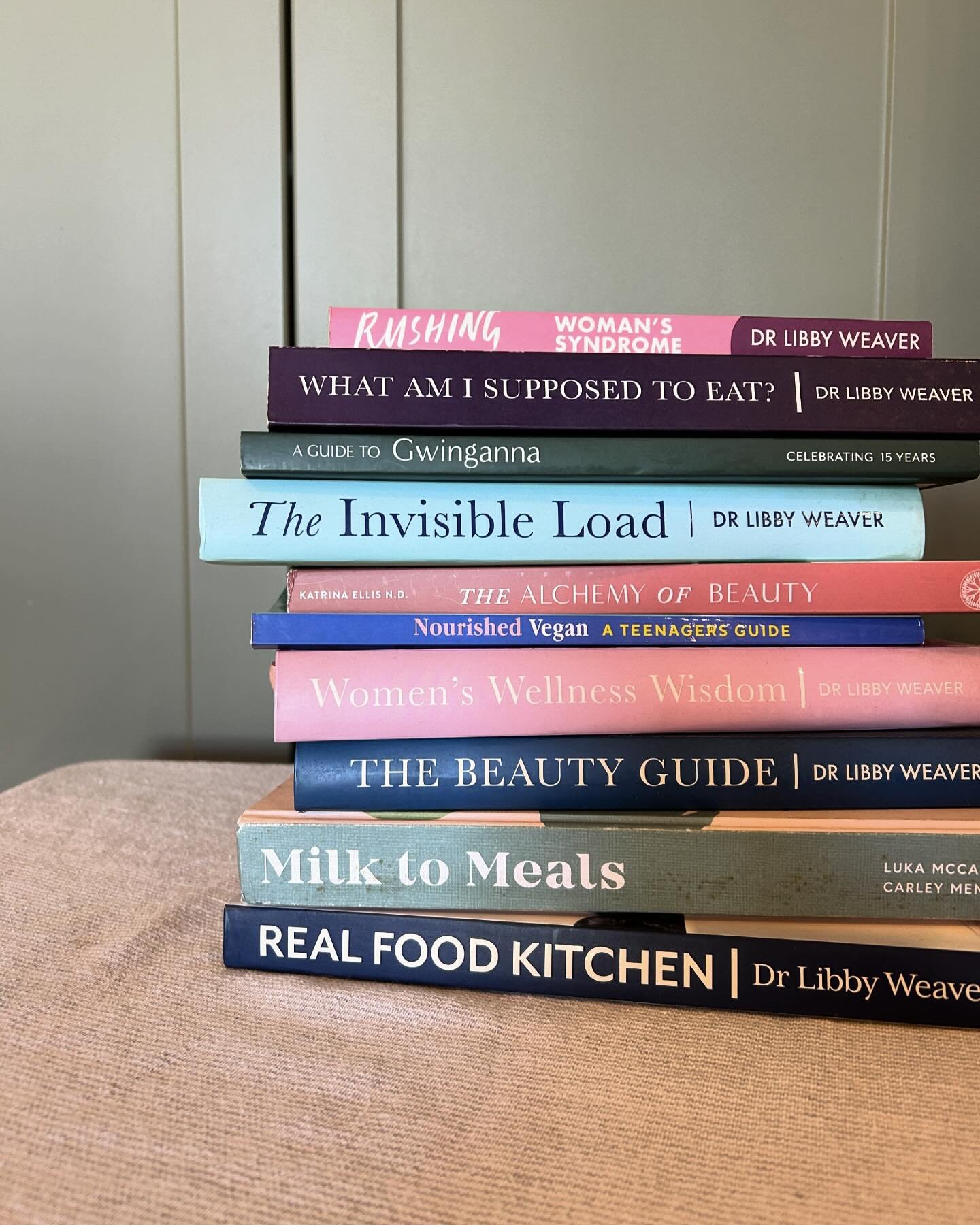 STACK &lsquo;EM UP baby! So proud of this section of the book shelf. Designed by St. Clement. ⁠
⁠
Looking to SELF-PUBLISH and want to know the process? Hit me up in my &lsquo;DMs to chat 👋