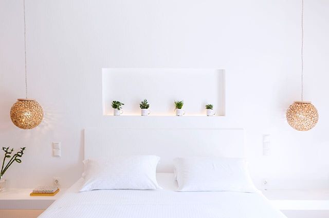 Simplicity is the ultimate sophistication.⚪️🎍
&bull;
&bull;
&bull;
&bull;
&bull;
&bull;
&bull;
#blueresidence #luxuryvilla #pool #vacation #islandhopping #holiday  #travel #traveltuesday #goldenbeach #parosisland #greekislands #greece #cyclades #exp