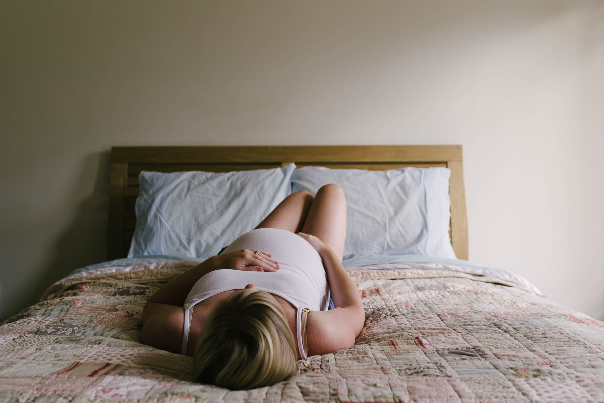 learning_photography_pregnant_woman_laying_on_bed-1.jpg