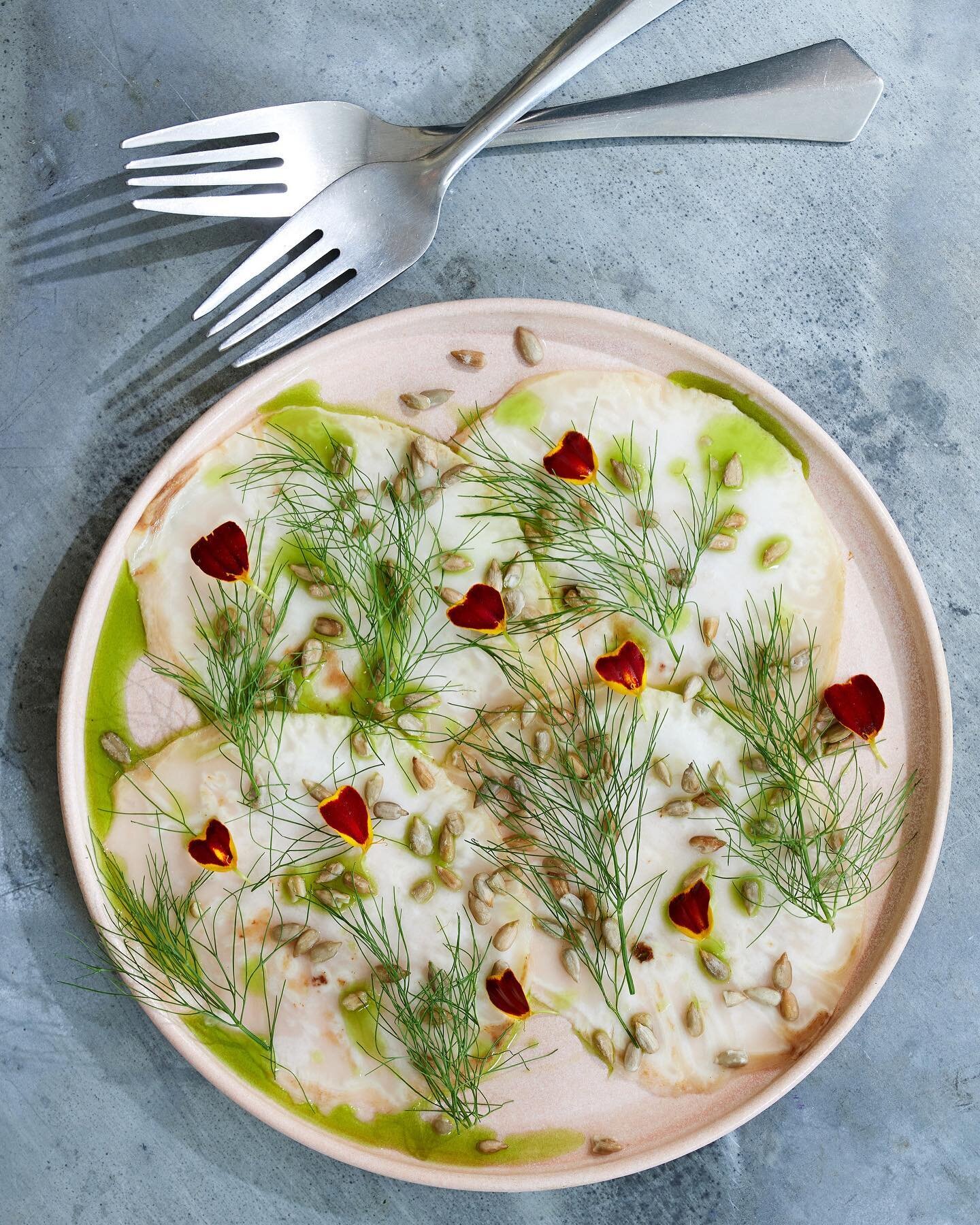 Vores &oslash;kologiske catering💚🍽️ 

Vi arbejder benh&aring;rdt p&aring; at skabe inspirerende, velsmagende og smukke cateringmenuer. Det g&oslash;r vi bl.a. med gr&oslash;nne smagsgivere, der udfolder gr&oslash;ntsagernes vilde smagspotentialer.
