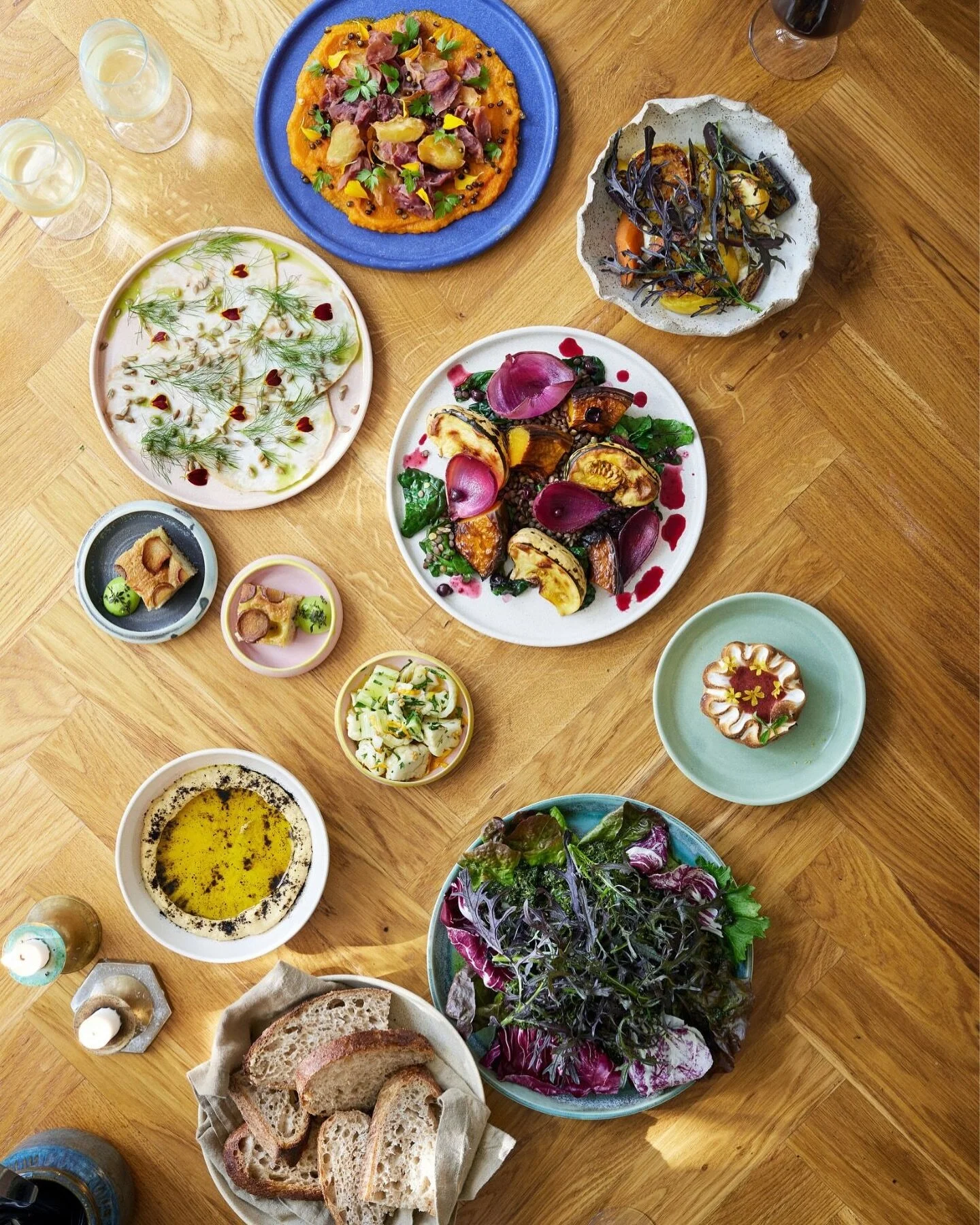 Vores Family Style cateringmenu best&aring;r af en r&aelig;kke velsmagende, &oslash;kologiske retter, p&aring; s&aelig;sonens bedste, lokale r&aring;varer skabt med masser af gr&oslash;ntsagsk&aelig;rlighed 💚🌱
Retterne deles ved bordene og egner si