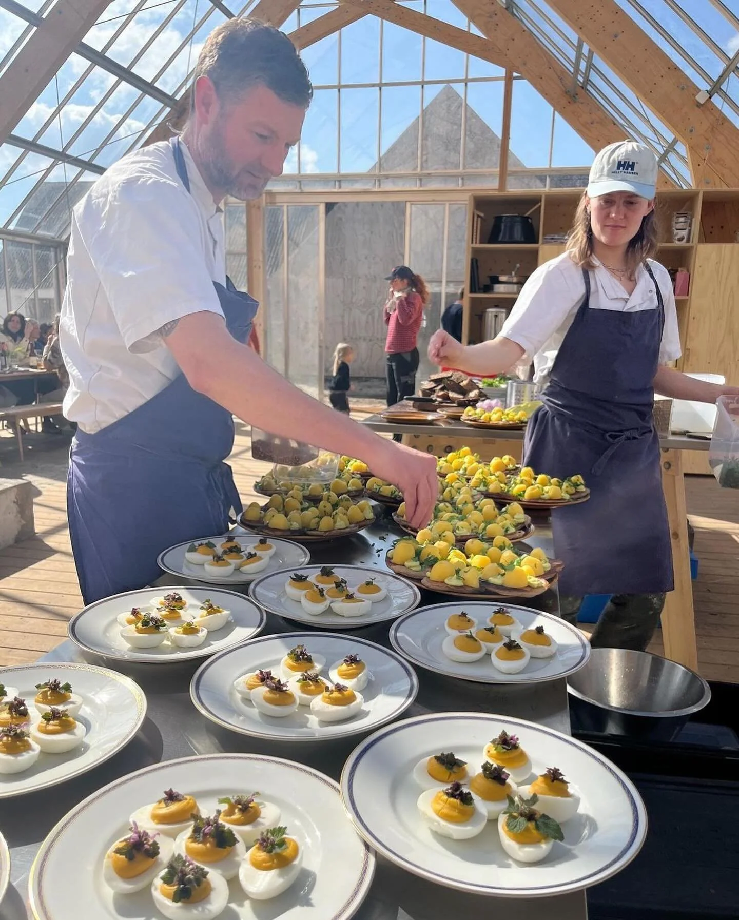 UDSOLGT🌱
S&aring; er vi klar med &aring;rets p&aring;skefrokost ved langbordet i det smukke f&aelig;lleshus hos vores gode venner Nanna og Christoffer p&aring; @lerbjerggaard🌱🐣🍽️💚

Sammen med @andelsgaarde.dk hilser vi traditionen tro for&aring;