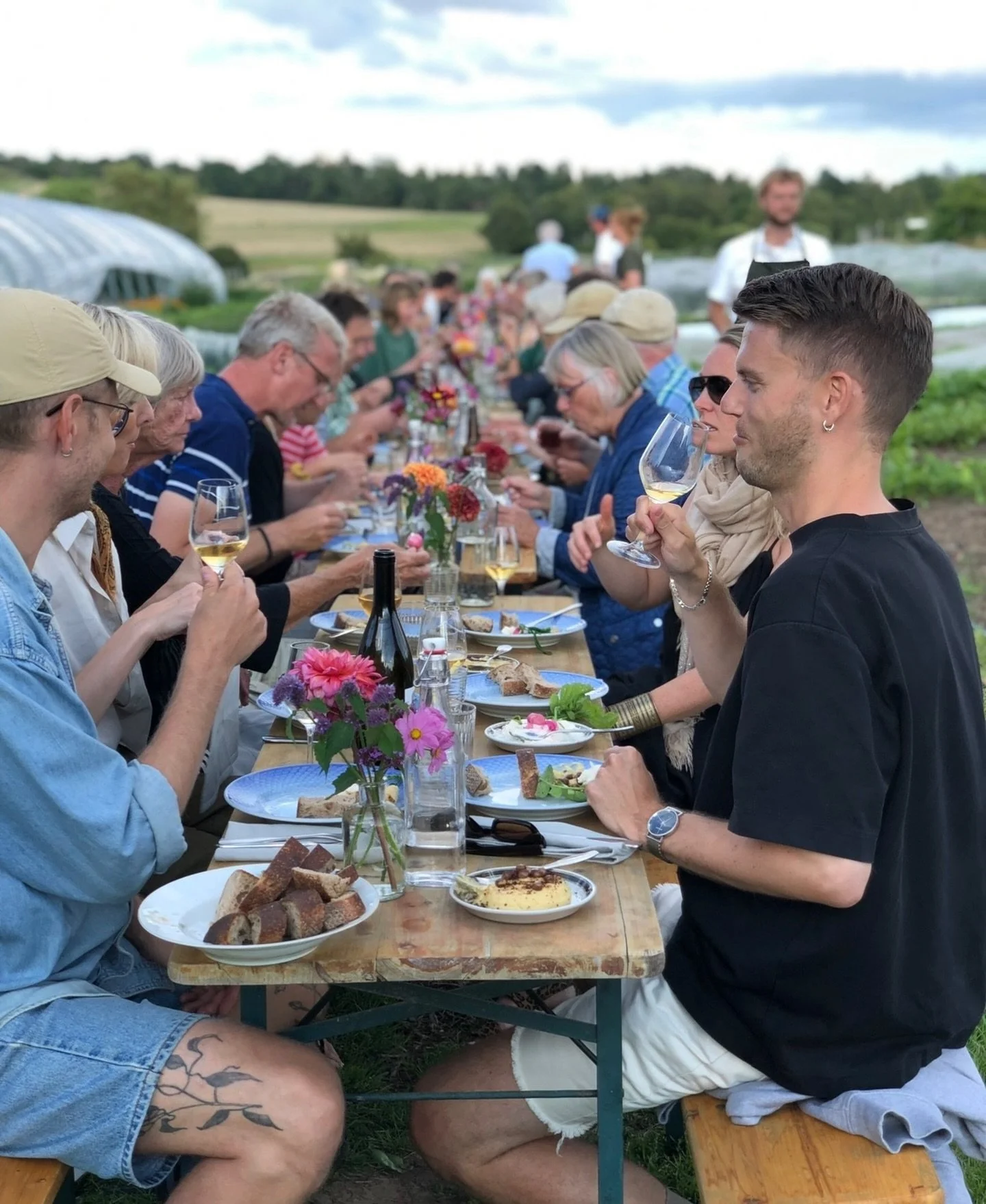 Traditionen tro slutter vi sommerferien af med et dejligt langbord i marken hos Nanna og Christopher p&aring; @lerbjerggaard.andelsgaarde🌸🩷

Det g&oslash;r vi igen i &aring;r sammen med vores gode venner fra @torupspisehus og @andelsgaarde.dk.

Sam