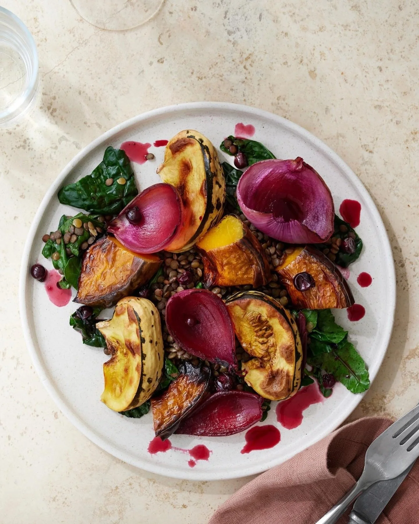 S&aring; er der efter&aring;r og vinter p&aring; vores cateringmenu 🍽️
Lige om lidt er det s&aelig;son for de dejlige knolde, r&oslash;dder, kv&aelig;der, k&aring;l, gr&aelig;skar og &aelig;bler, og alt det vi har hengemt, t&oslash;rret og fermenter