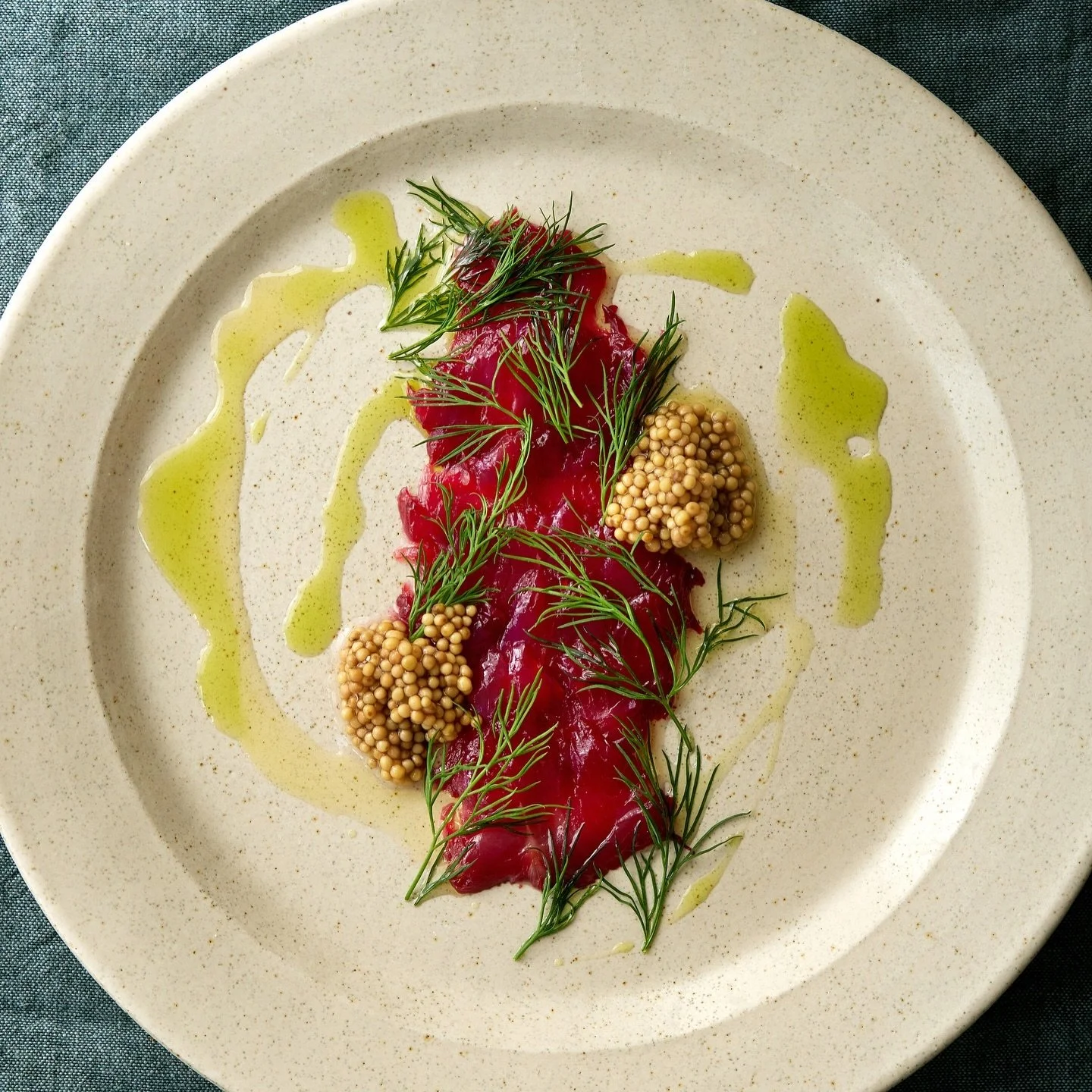 Tid til at bestille &aring;rets julemenu ud af huset🎄🍽️

Igen i &aring;r kan du bestille vores &oslash;kologiske julemenu, som er en gr&oslash;n fortolkning af den klassiske danske julemenu 💚

Menuen er skabt med k&aelig;rlighed til vinterens spr&