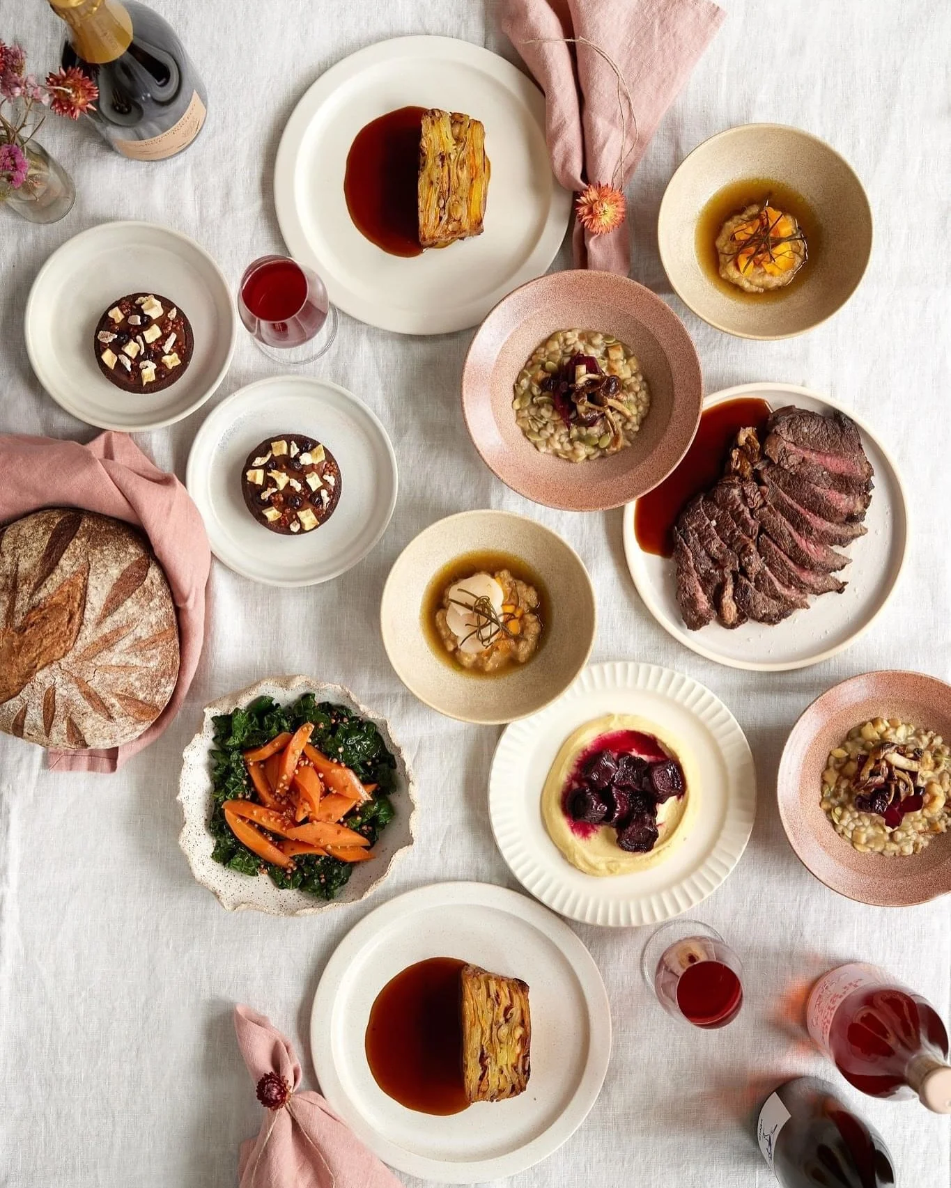 Vi er klar med &aring;rets &oslash;kologiske NYT&Aring;RSMENU💫
Igen i &aring;r kan du spise det nye &aring;r ind med en festmiddag af vinterens spr&oslash;de gr&oslash;nt fra lokale jordbrug, og alt vi har hengemt fra sommerens overd&aring;dige spis