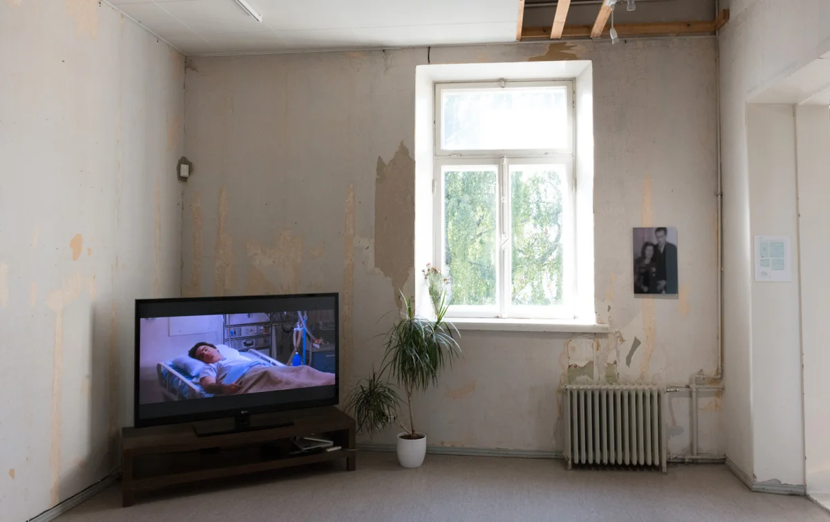 Left: Anamnesis, 2014 by Joakim Pusenius Right: Muistojen huoneet (kihlakuva), 2014 by Sampo Apajalahti Photo: © Heli Kaskinen
