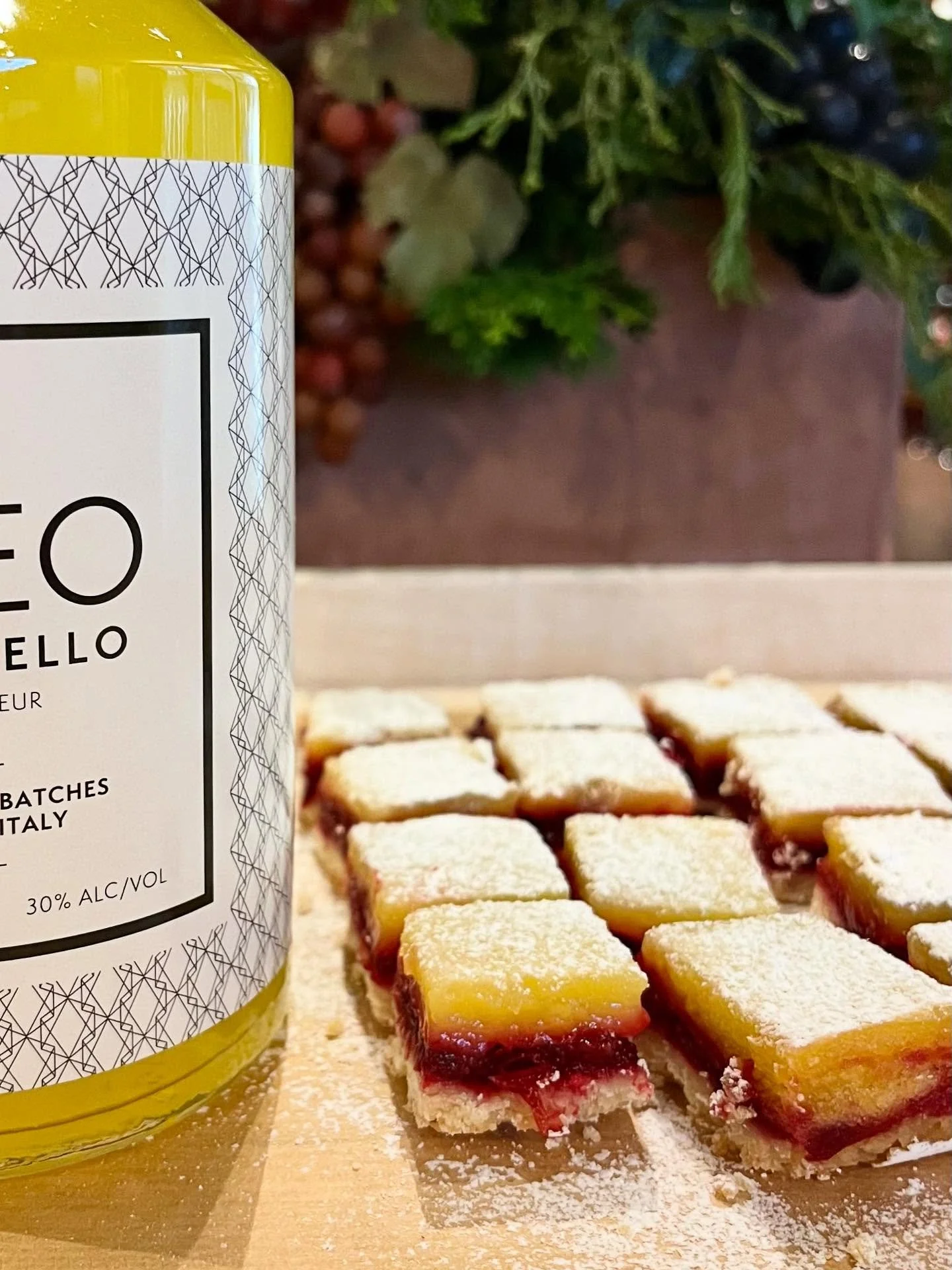 Tree lighting tonight @ Bansville Plaza. Twinkling lights, beauty samples, hors d&rsquo;oeuvres and of course - WINE! 
Not to be missed - limoncello &amp; cranberry lemon bars. 
Here until 6pm!

@happinessiscatering
@northstreetpharmacy 
@cecibrosinc