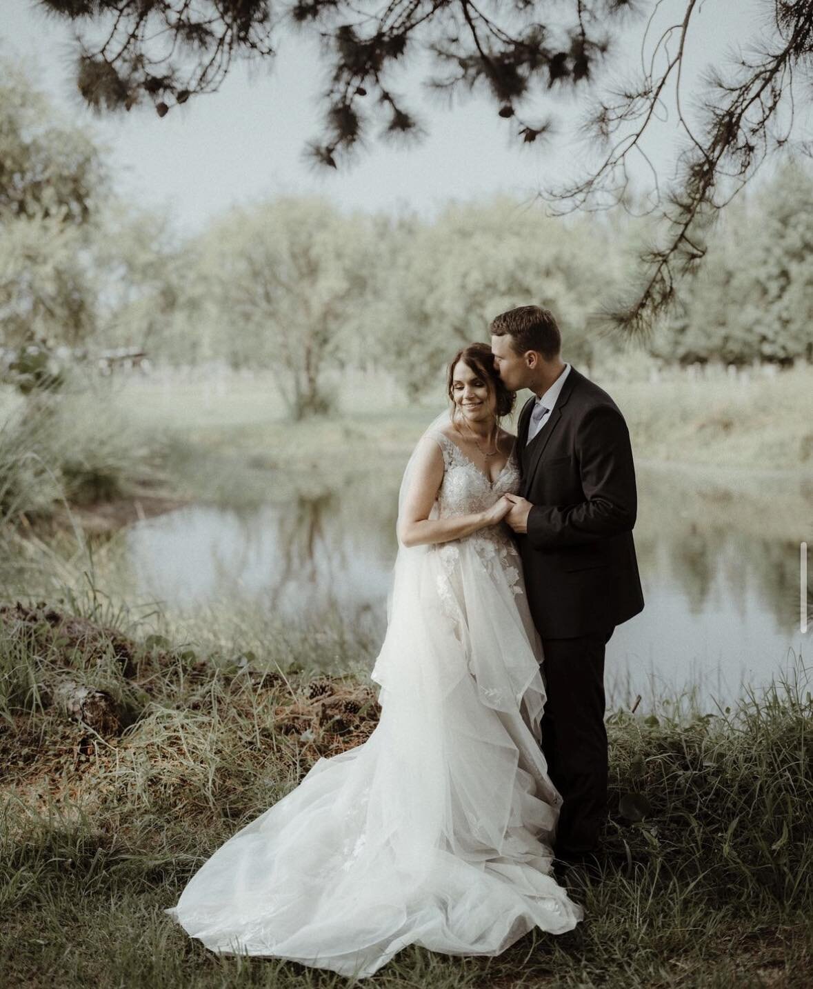 Kim &amp; Jayden 🖤📸

We live a whimsical romantic moment &amp; these two absolutely nailed the brief 💍

The love here is real &amp; raw, outshining the charming countryside backdrop. Captured by the Lover&rsquo;s Lake 🌿

To enquire about how you 