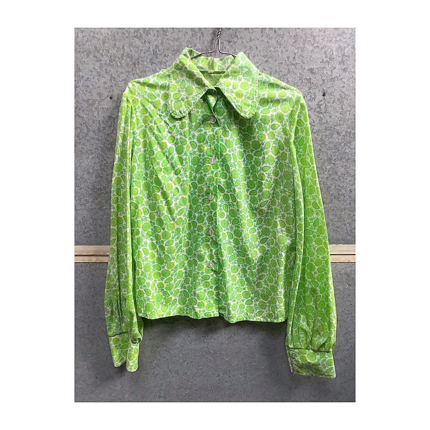 Collar / Paisley / Collarrrrrrr 🔫🔫🔫.
.
.
.
.
.
.
.
.
.
.
.
#70s #70sfashion #70saesthetic #70sstyle #70svibes #70sshirt #70scollar #vintageshirt #greenshirt #patternshirt #paisley #paisleyprint #costume #costumehouse #costumehousefinds #costumehir