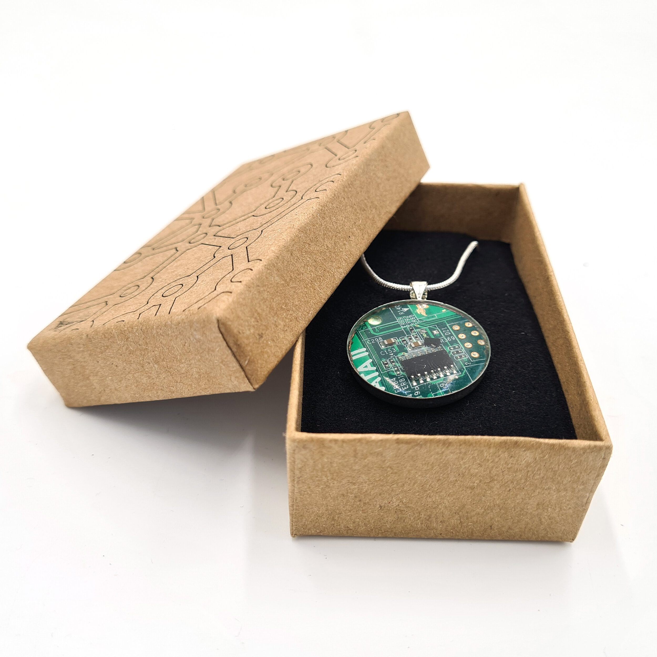 Green necklace in sustainable box 