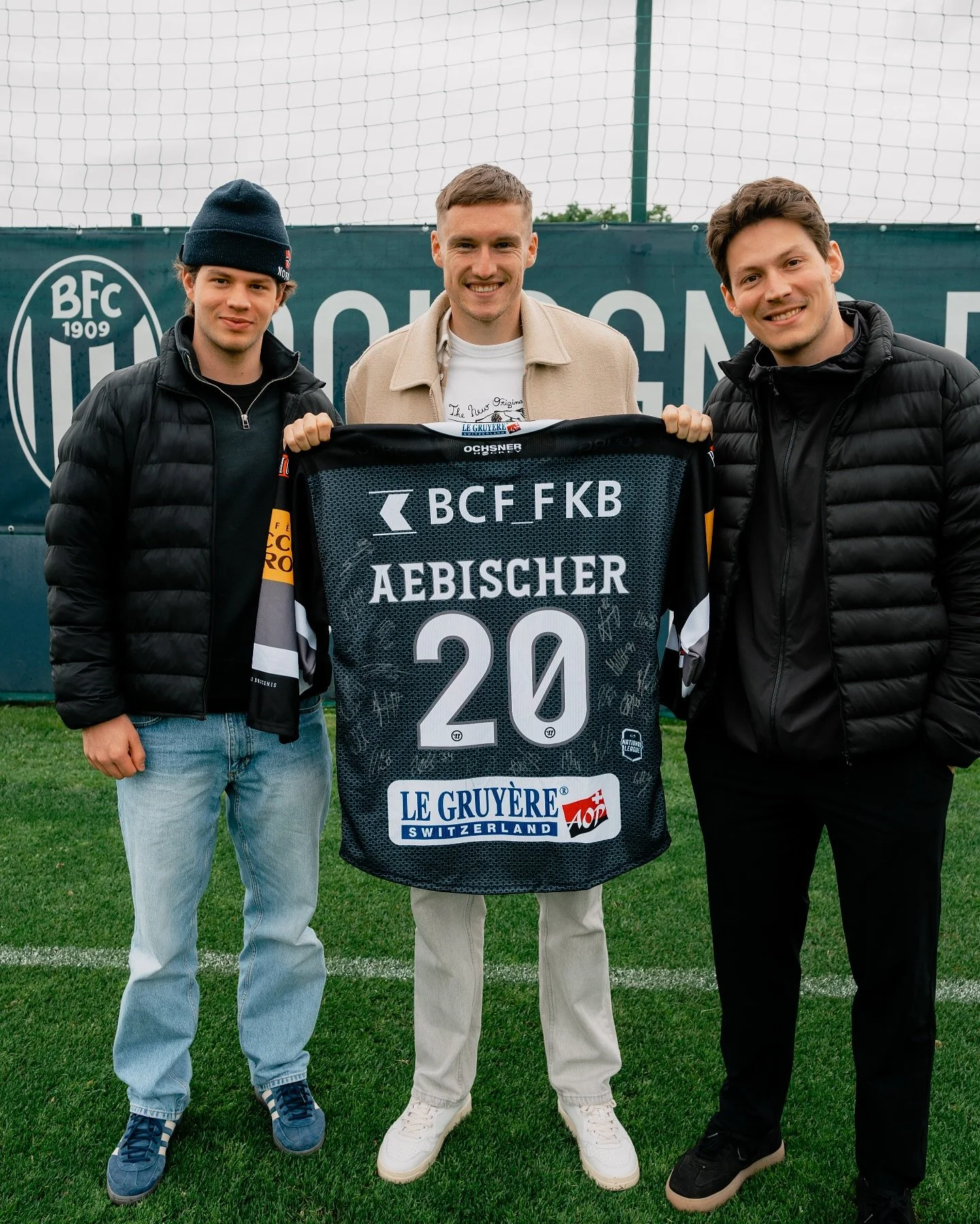 Der Osterhase hat Michel Aebischer ein Geschenk nach Bologna gebracht 🐉