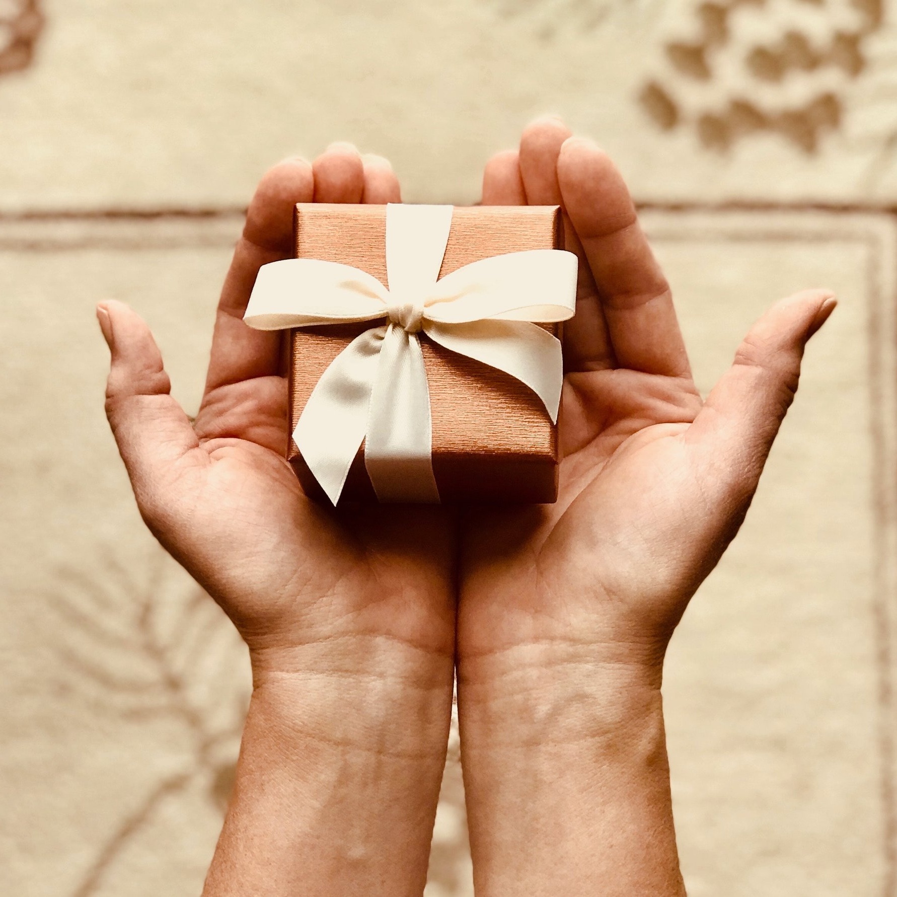 box-close-up-gift-842876.jpg