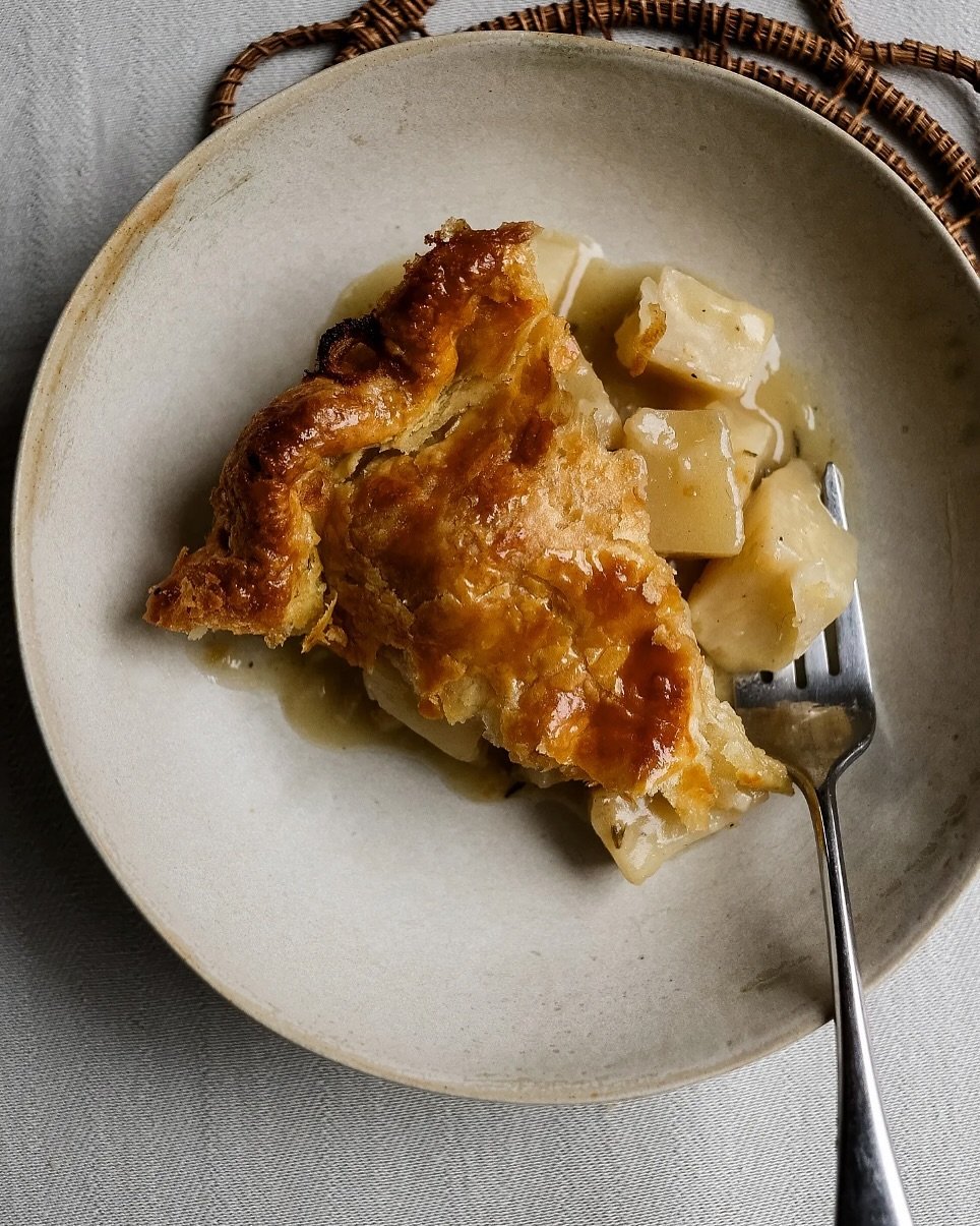 Cozy, comfort food always. This celeriac pie with a perfectly flaky crust is going out on Substack tomorrow🤍
.
.
.
.
#pie #comfortfood #substack