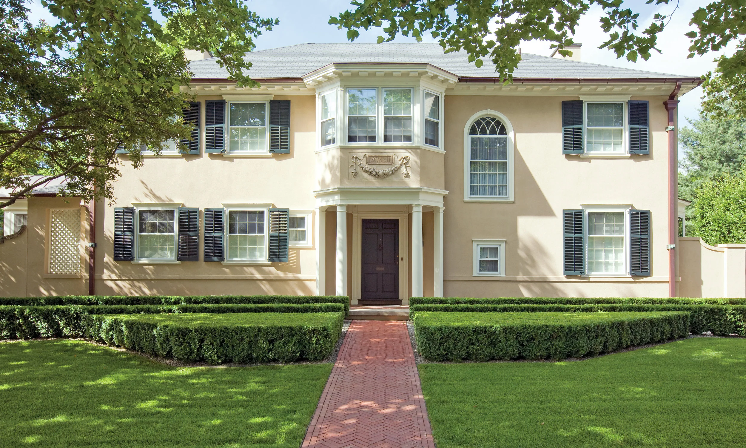 2017 NHPT House Preservation Award Laura Sargent House Bishop Street Architect: Henry Killam Murphy, Dana and Murphy Architects Date: 1912 Owner: Betsy and Len Grauer Renovation Architect: George Knight Renovation Date: 2006 Built in 1912 for the offspring of a great New Haven family, Laura Sargent of Sargent Hardware, and by a leading society architect, Henry Murphy of Dana and Murphy Architects, this casually majestic home has been fully restored and updated by its current owners, Betsy and Len Grauer. Rather than reinvent and change, many of the home’s 2006 restoration returned features and finishes to their original condition. Under the tender ministrations by architect George Knight, very careful updating made the kitchen, downstairs bath, and existing possessions of the owners fully accommodated along with all of the technological updates needed for effortless utility in the 21st century. Photo: Robert Lisak