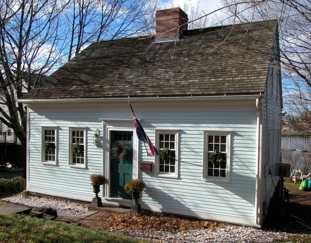 Jessie Mallory House, 490 Quinnipiac Avenue, c. 1810.
