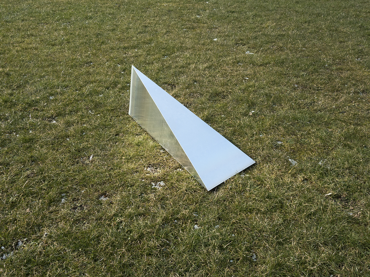  “wedge” 2017, aluminum, 40 x 100 x 40 cm  