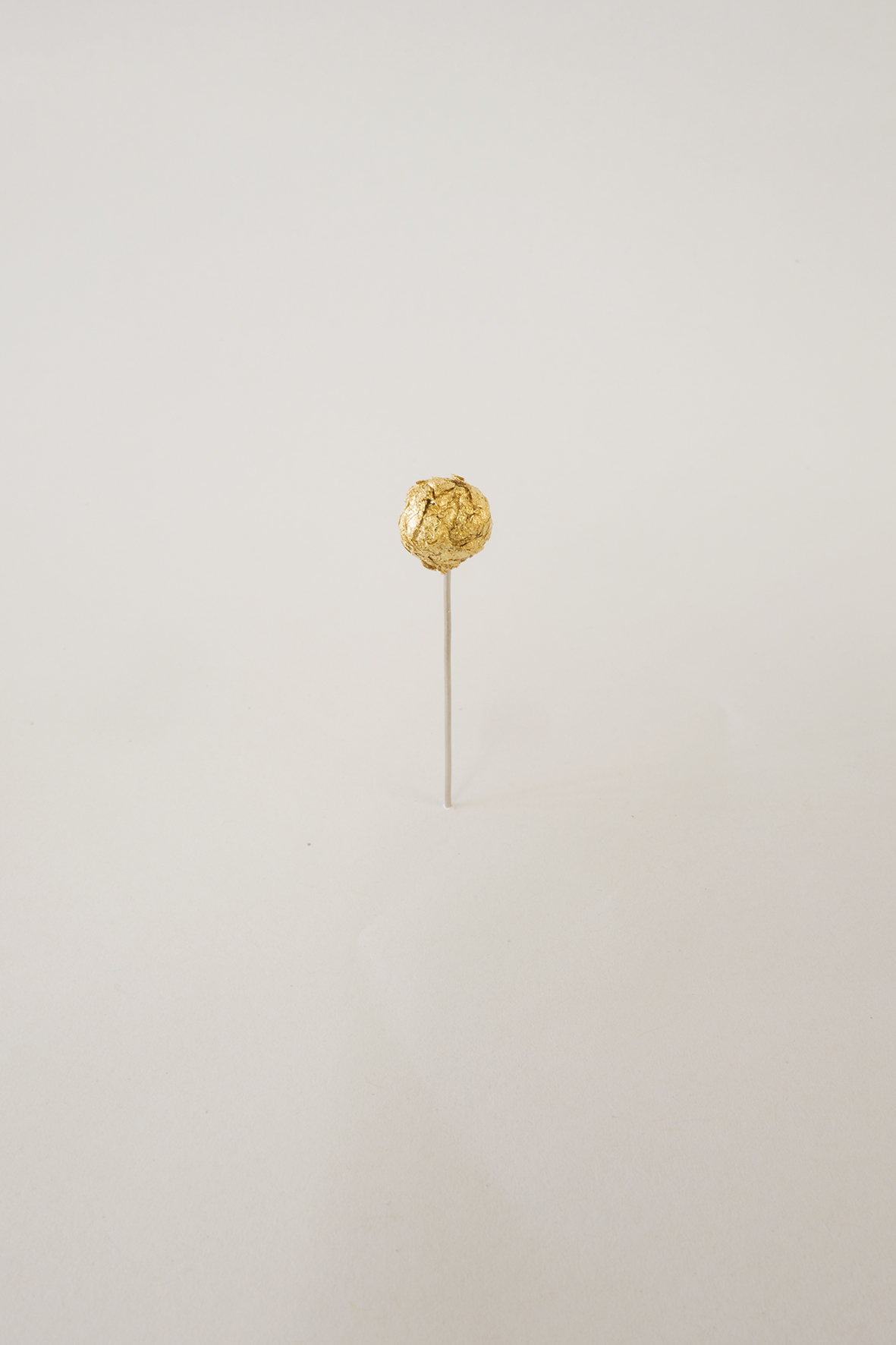  “Star” 2013, gold leaf, 6 x 1 x 1 cm  