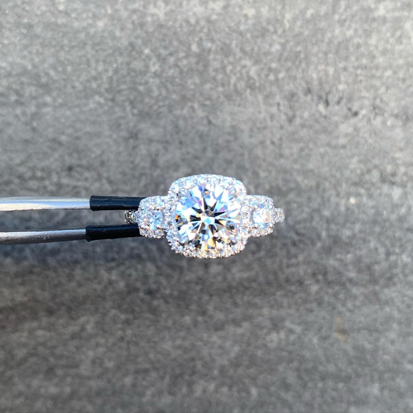 Handcrafted diamond setting with a #conflictfree Lab Grown CVD center Diamond.
Did you know that there are 2 ways of creating a lab grown diamond? DM me if you want to know the difference
Swipe ➡️➡️➡️ for close ups!
#unfiltered
&mdash;
🧞&zwj;♂️: @ma