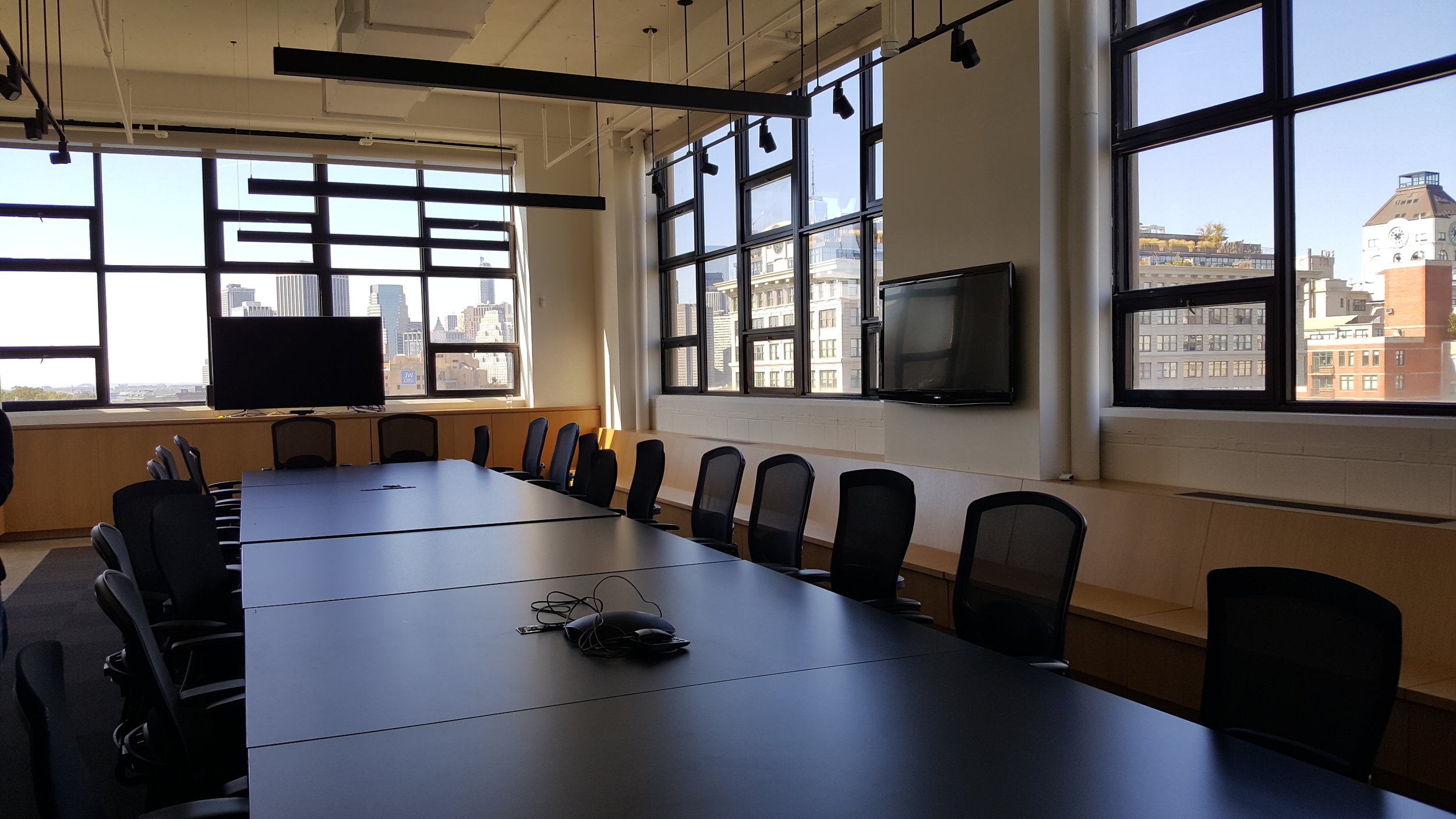 The largest of the private team spaces is equipped with lightweight tables that can be easily moved to create a different setting. The fabulous city views stay no matter what.