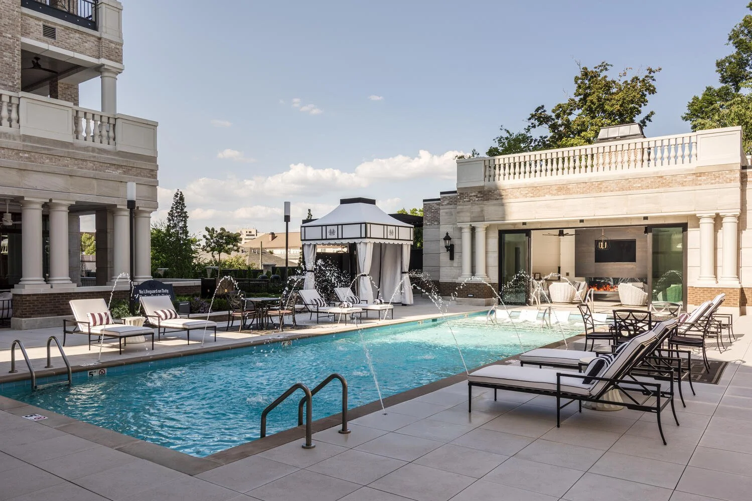 Pool &amp; Private Cabanas