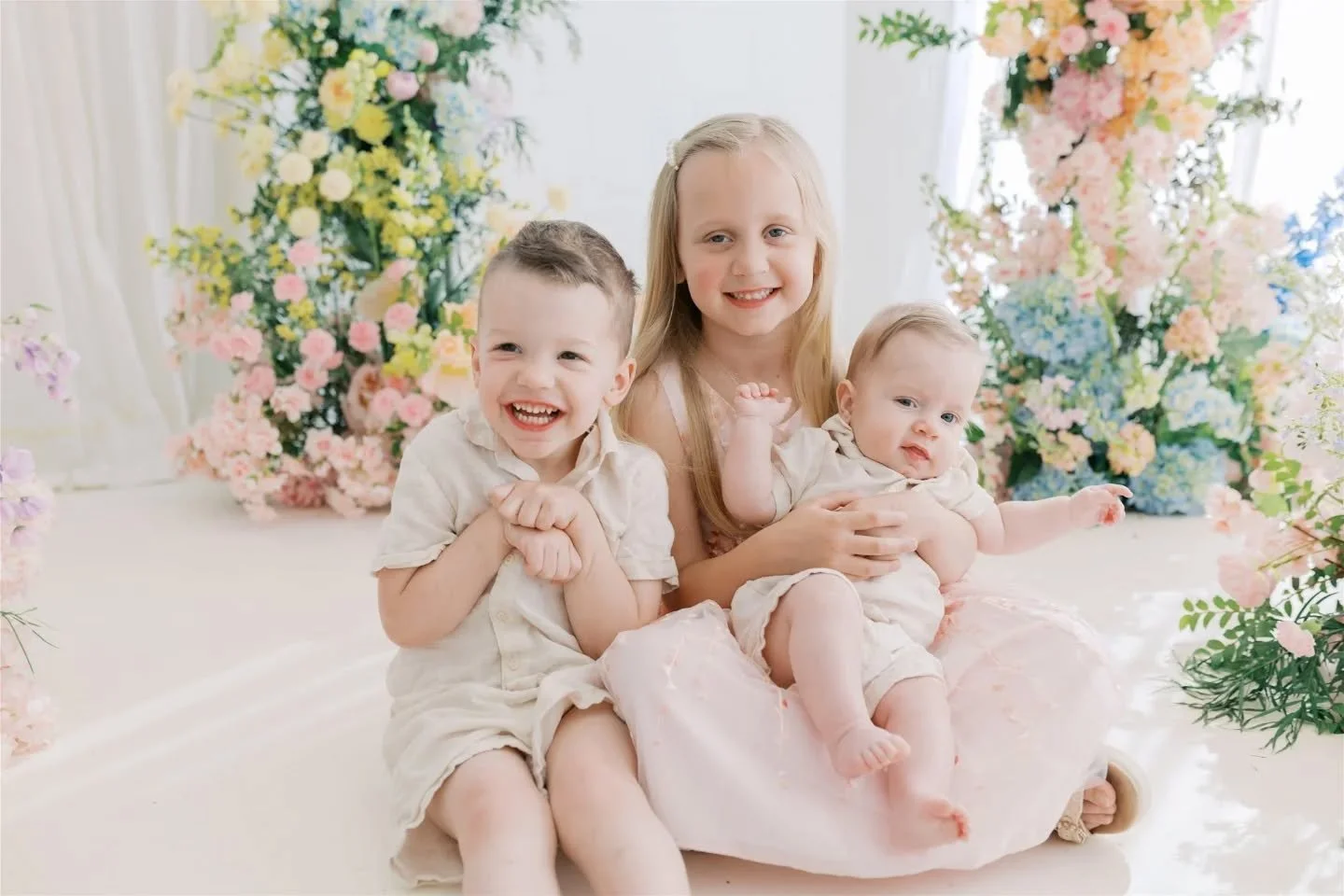 I've only got a handful of Spring Mini Sessions still available, and my May session has been moved to May 31st. Book via the link in my profile if you're interested! Can't wait to see y'all surrounded by flowers 🌸