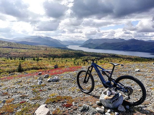 A beautiful day to ride #blownaway with @kon.radin above Whitehorse and Fish Lake.
#cometomyyukon #exploreyukon #whitehorse #iamspecialized #turbokenevo #enduro #ridewhitehorse #rideyukon #terrariders #mtblife #mtbcoaching #highalpine #fishlake #