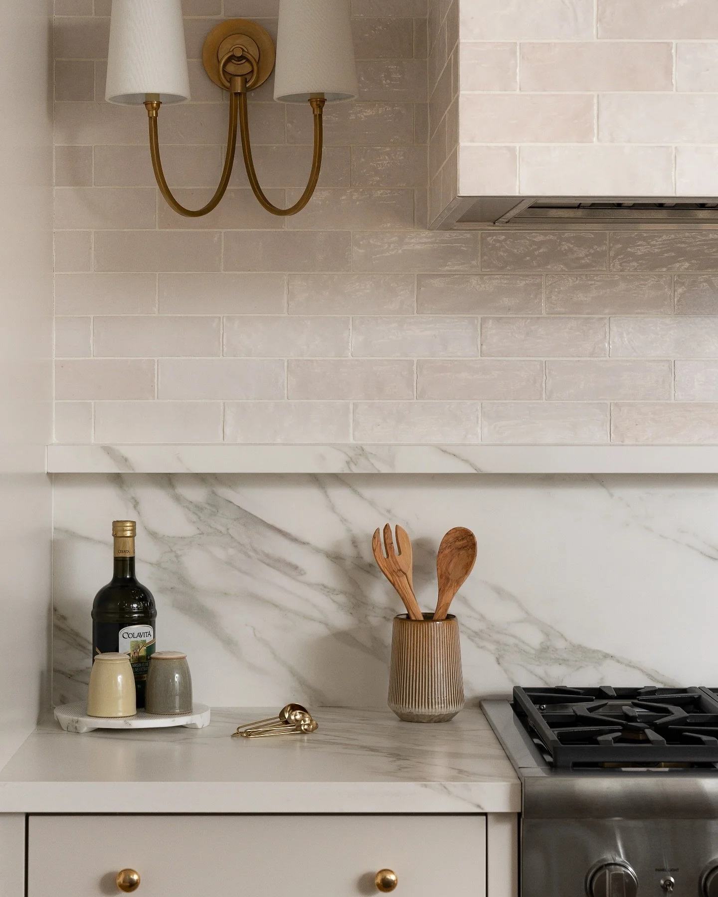 The beauty is in the details. 

Project Old School
Project Type: Main floor renovation (kitchen + dining + office)

Build: @dolmenconstruction 
Design: @thomasinteriorsanddesigninc 
Photography: @danmolinastudio