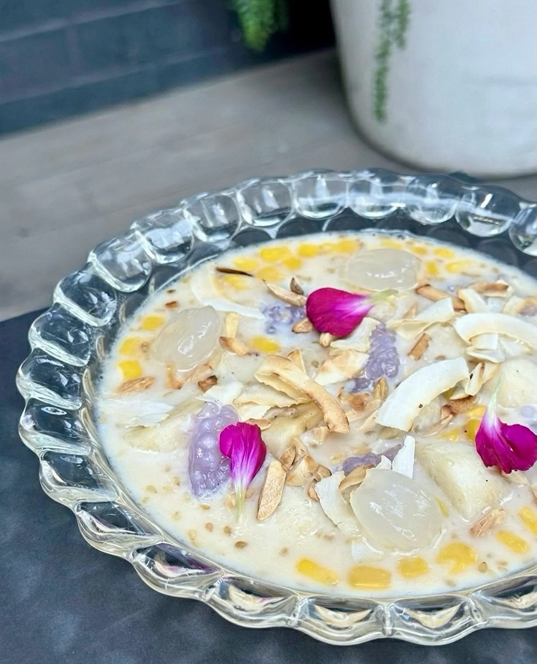 Frozen banana. Warm salted coconut. Tapioca pearls.
A spring dessert designed for contrast, comfort, and craving 🍌🥥🌽🍨#hotnfrozenbananasplit