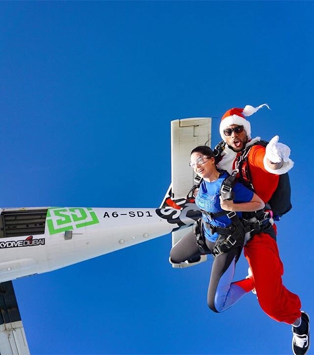 Repost from @flyingjohnson using @_repostplus
&bull;
Hey you! Merry Christmas!!🎄🎁 #SantaClauseIsComingToTown
.
.
.
Tag #teamblackstar and #skydiversofcolor to help promote diversity in skydiving. Join us at teamblackstar.com as we work to #diversif