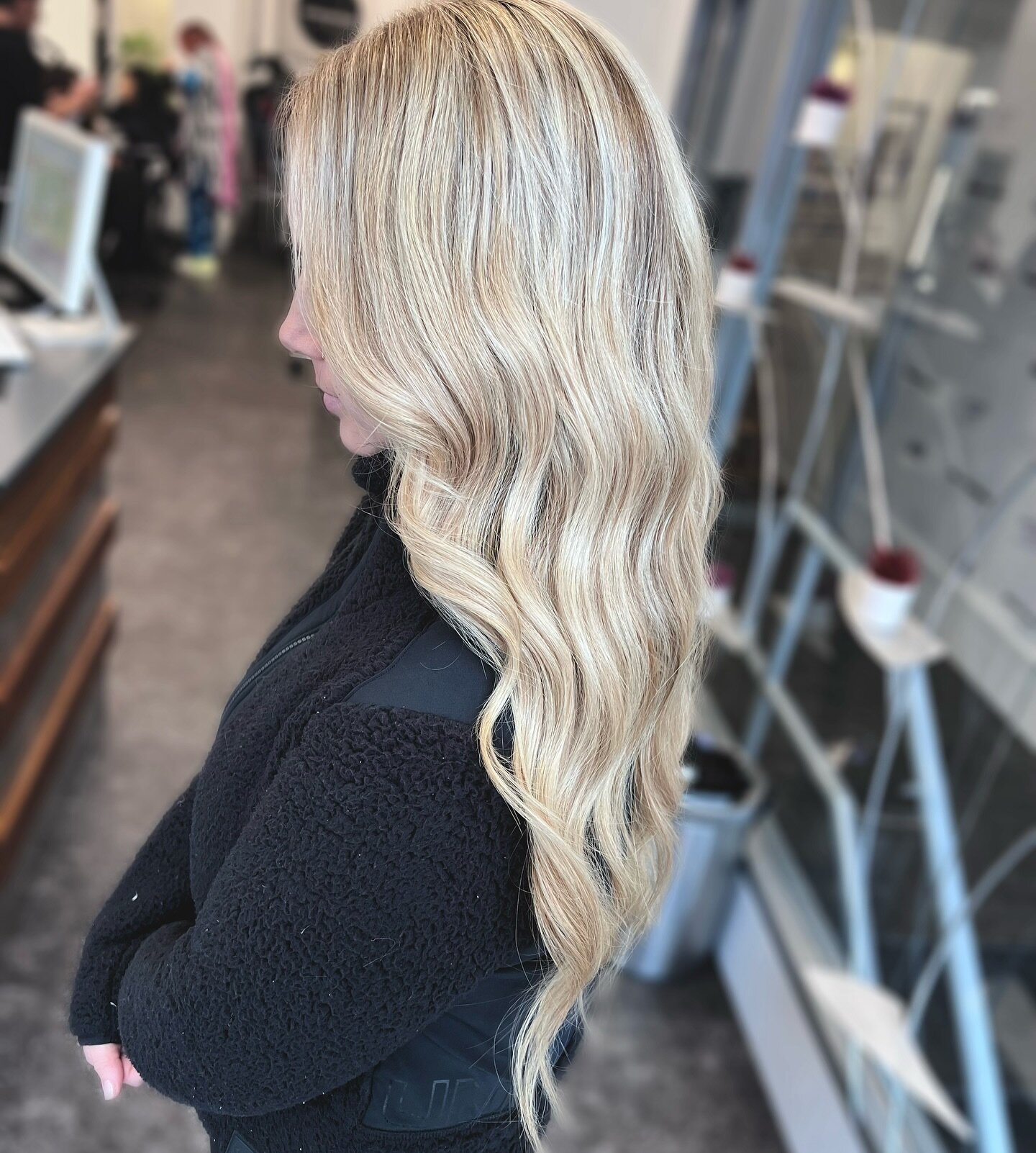 Smoooooth like butter 🧈

This photo just goes to show that you can be blonde as blonde can be without sacrificing length if it&rsquo;s done with the hair&rsquo;s integrity in mind. 

Color by @hairdidbykatie 

#phillyhairsalon #phillyblonde #phillyb