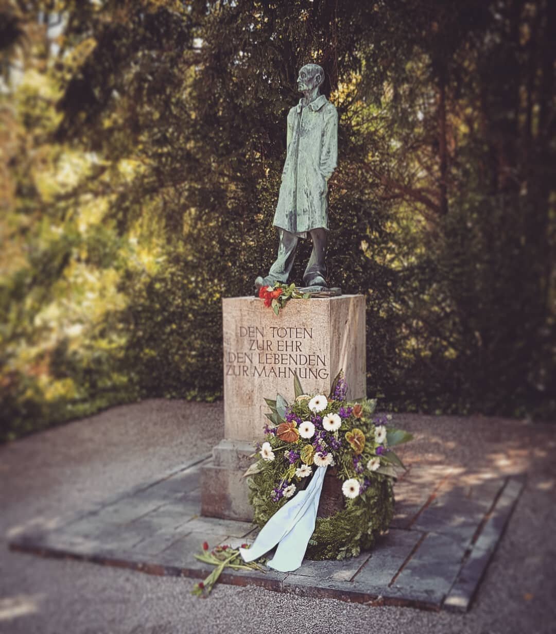 Memorial Statue at Dachau.

#dachau #memorial #tour #statue #wreath #shoah