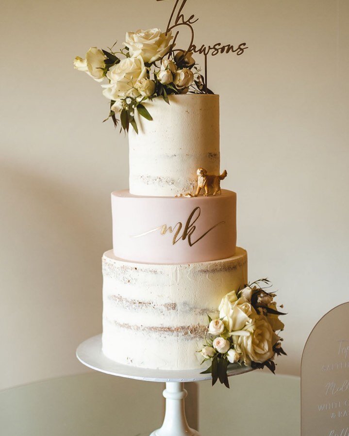 Throwback to June! Check out my stories for more of this one for M&amp;K 🌿
.
📸 @nicola_casey_photography 
💐 @floristjackhaddon 
📍 @dodford_manor 
.
.
.
.
#weddingcake #rusticweddingcake #monogram #weddingcakemonogram #buttercreamweddingcake #semi