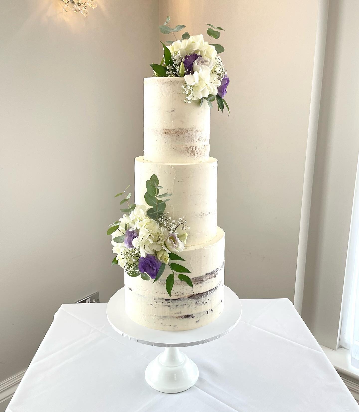 Congratulations to B&amp;J who were married @bartonhallhotel on Friday last week 🌿
.
Last wedding for August and now on to an equally busy September!
.
.
.
.
#weddingcake #seminakedweddingcake #buttercreamweddingcake #rusticweddingcake #northamptons