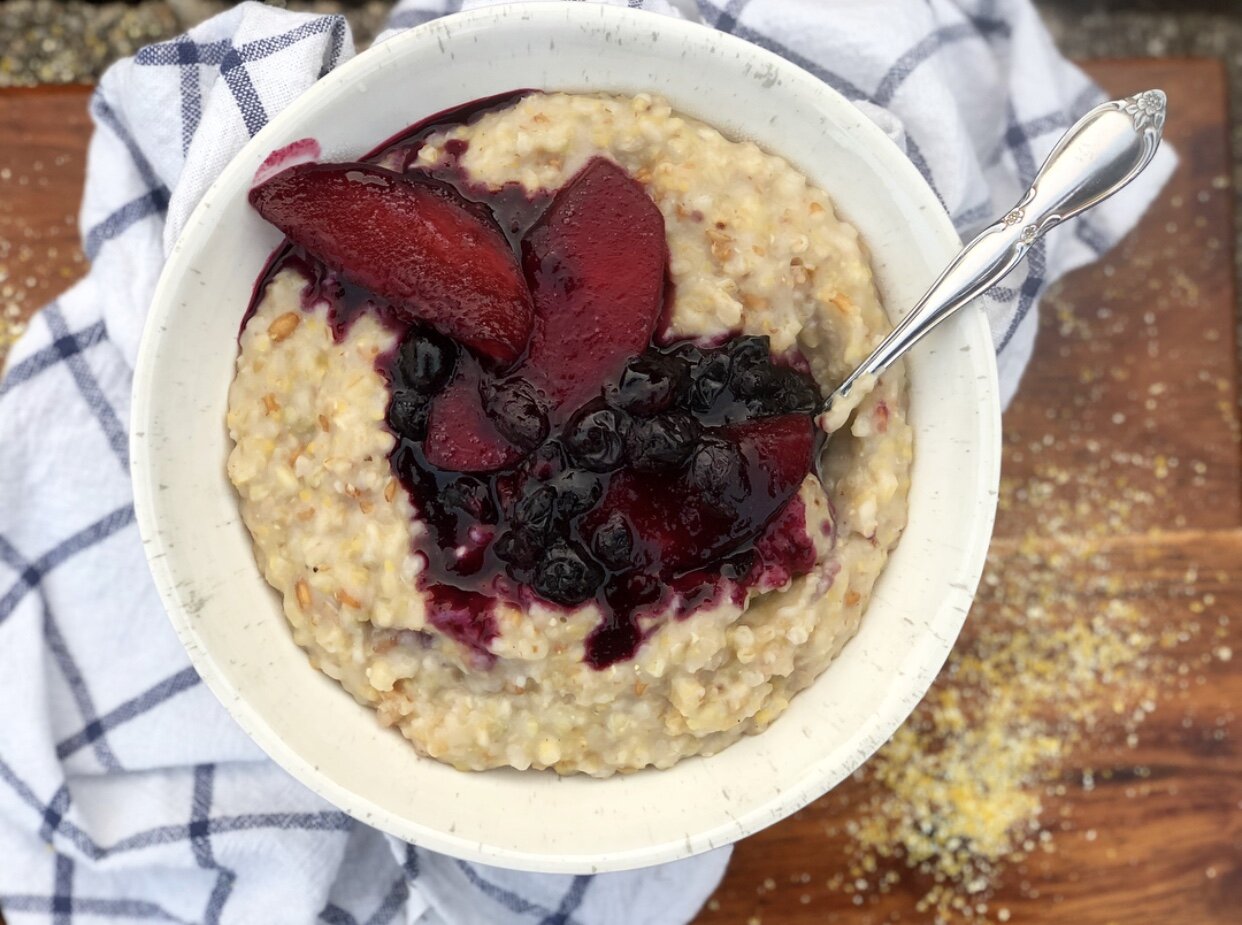 5-Grain Porridge with Blueberry, Peach and Cardamom
