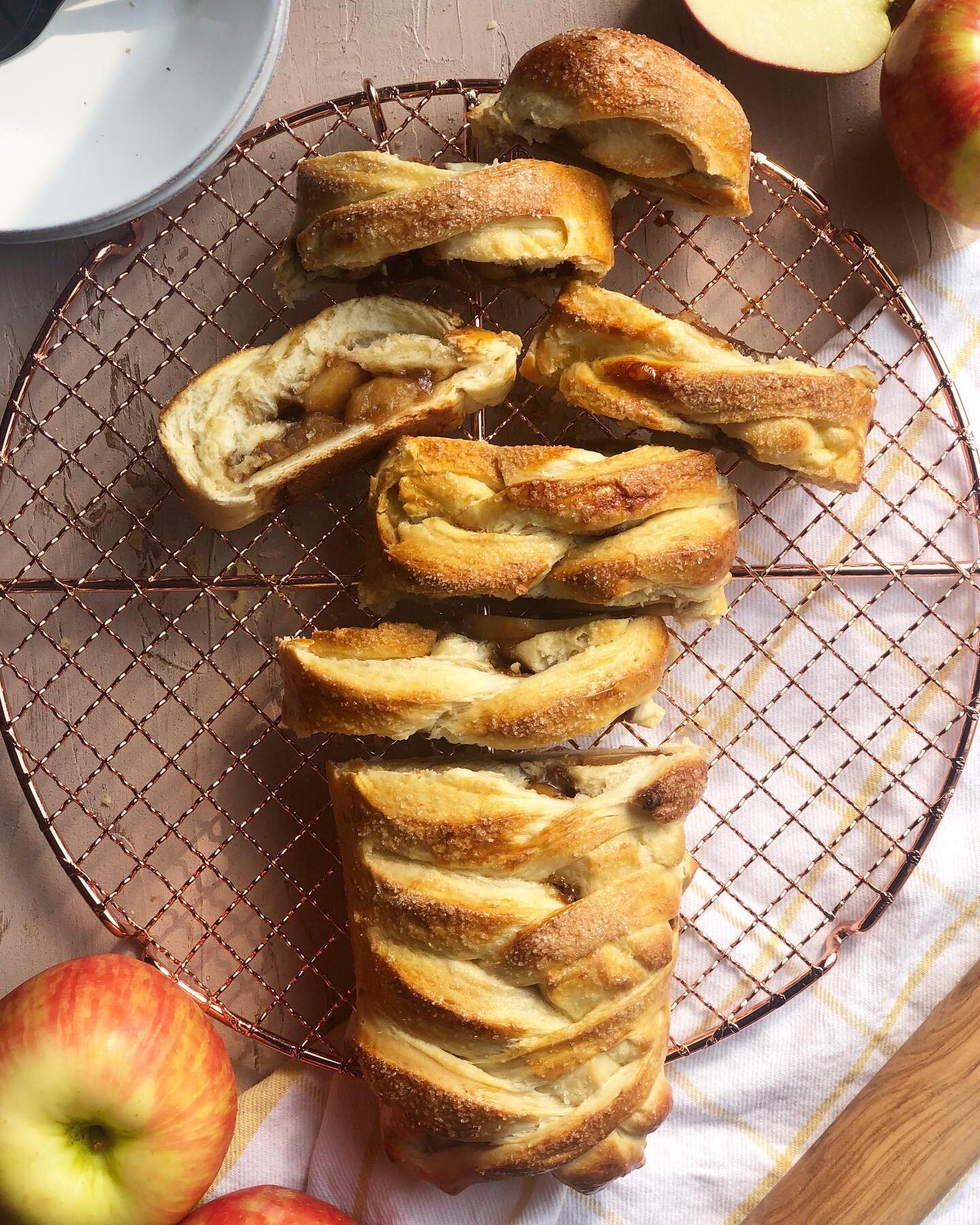 Apples👏🏻 are👏🏻 here👏🏻 !!!!!
Kick off the season right with my Braided Apple Bread! 🍎 
Get the recipe on the blog now (plus sustainability tips as always!) 👩🏼&zwj;🌾🌱
.
.
.
#apples #appleseason #applepicking #appleorchard #fall #fallvibes #d