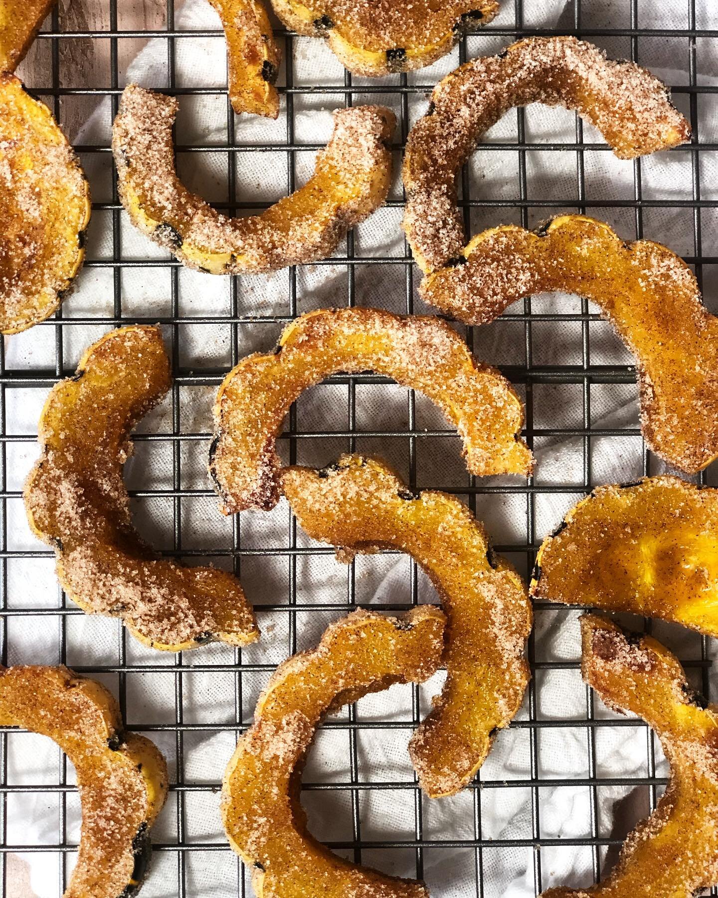 Like churros, but not.✨ 
My Cinnamon-Sugar Delicata Squash recipe is on the blog now! Plus sustainability tips, of course! 🌱
.
.
.
.
#sustainedkitchen #sustainablefood #dessert #churros #delicatasquash #sweet #baking #delicata #foodphotography #food