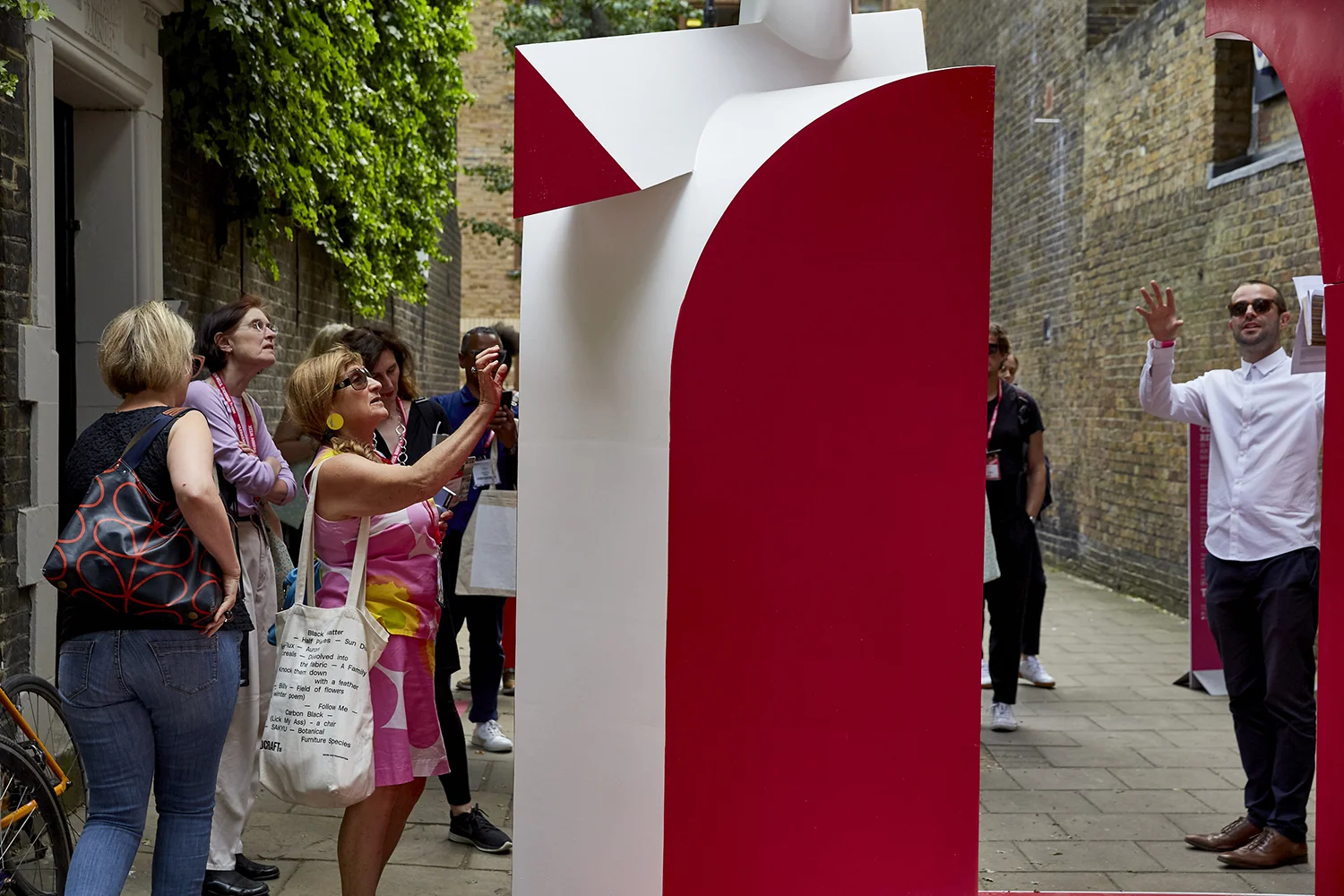 Polystyrene, like concrete, does not have a ‘natural’ state and can take on a vast array of forms. We like to design with simple forms and intersecting geometries. We used the flexible nature of polystyrene to play with that approach. Overlapping sh