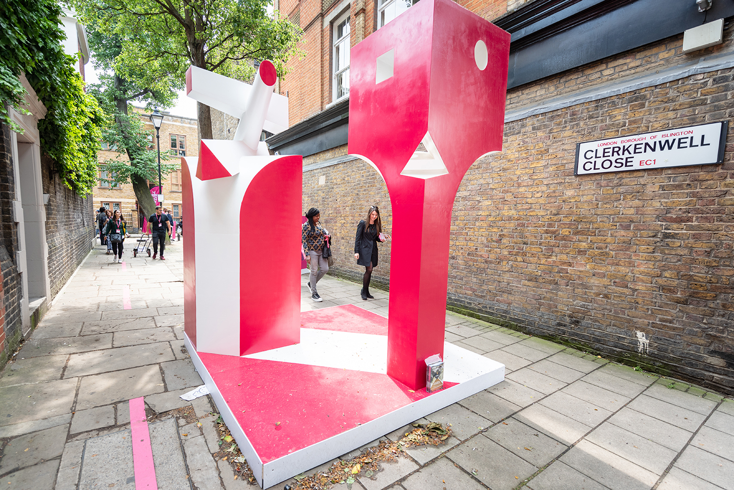 The remaining form framed views of surrounding details and created an archway through the installation, re-framing the everyday of Clerkenwell.