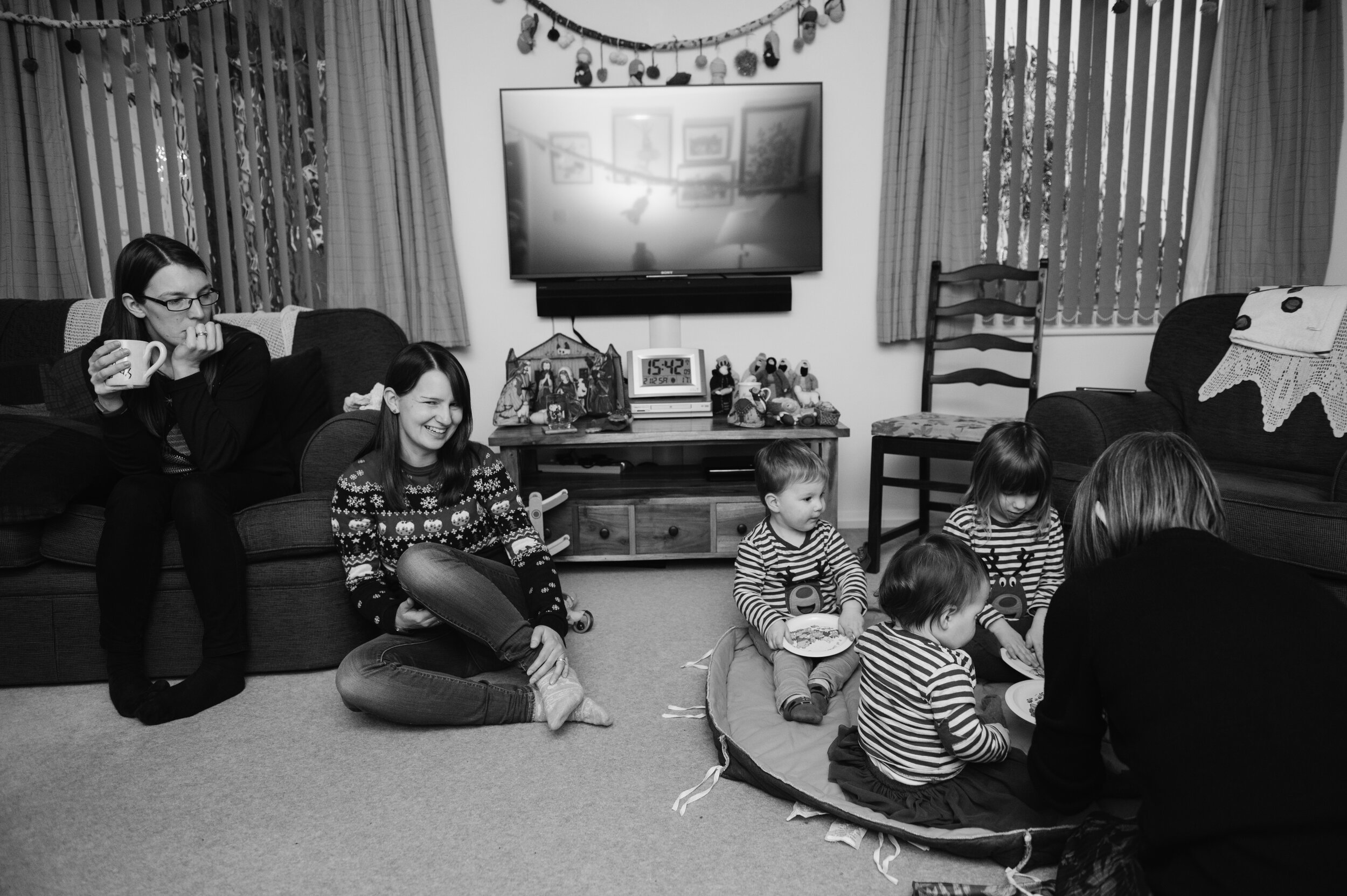 relaxed extended family photos northampton