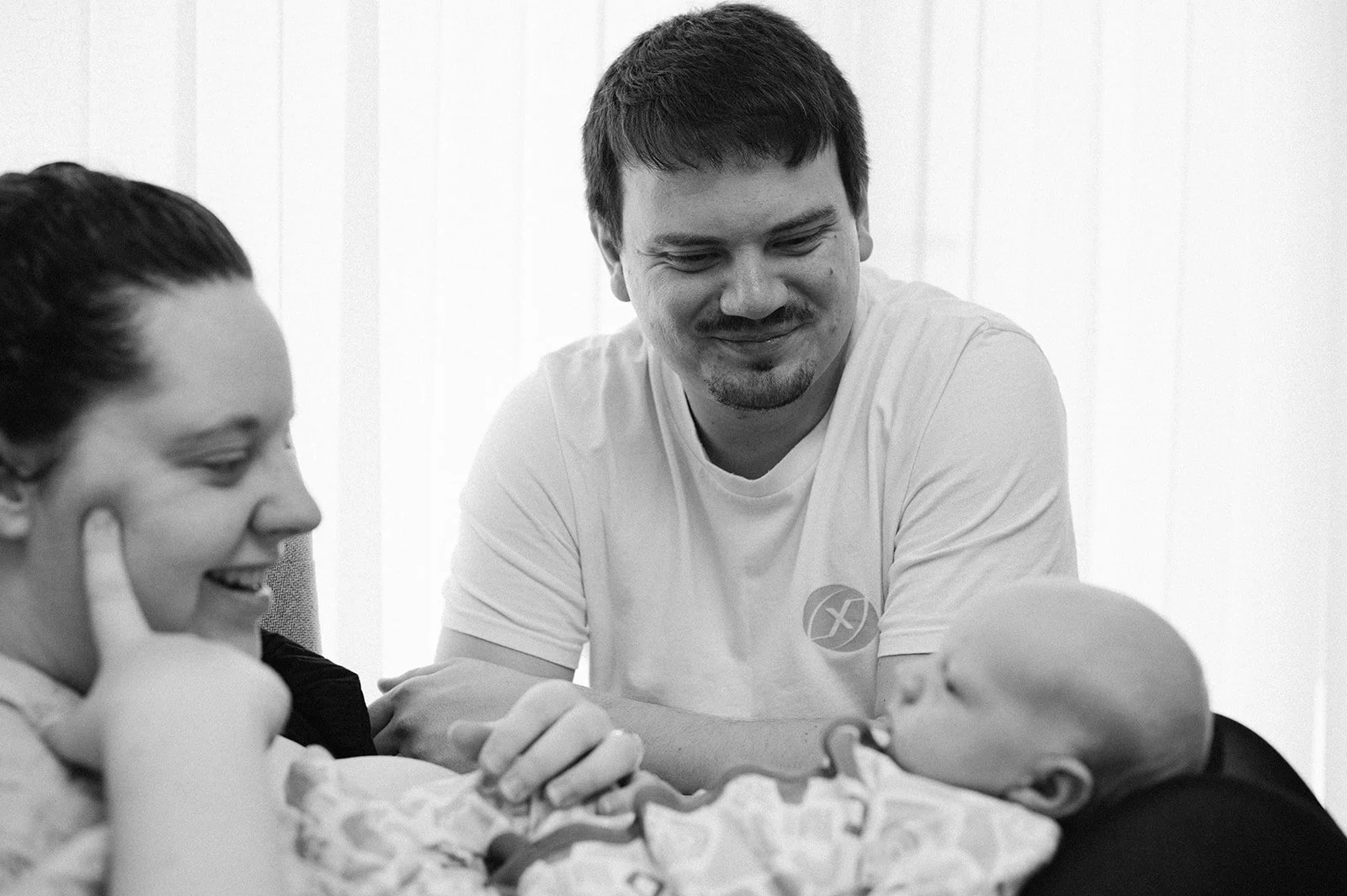 010baby relaxed family photos at home coventry-BW.jpg