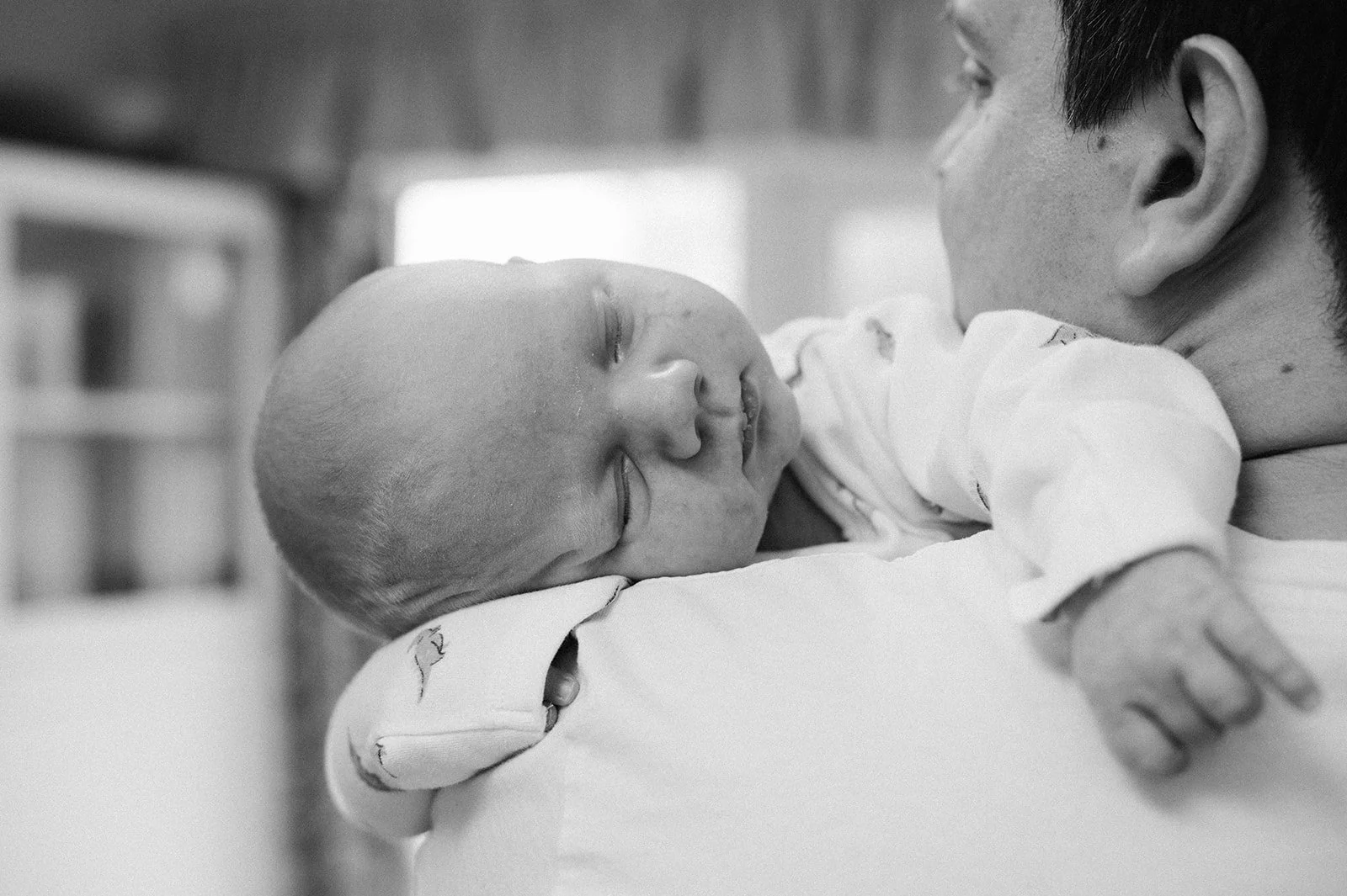 086baby relaxed family photos at home coventry-BW.jpg