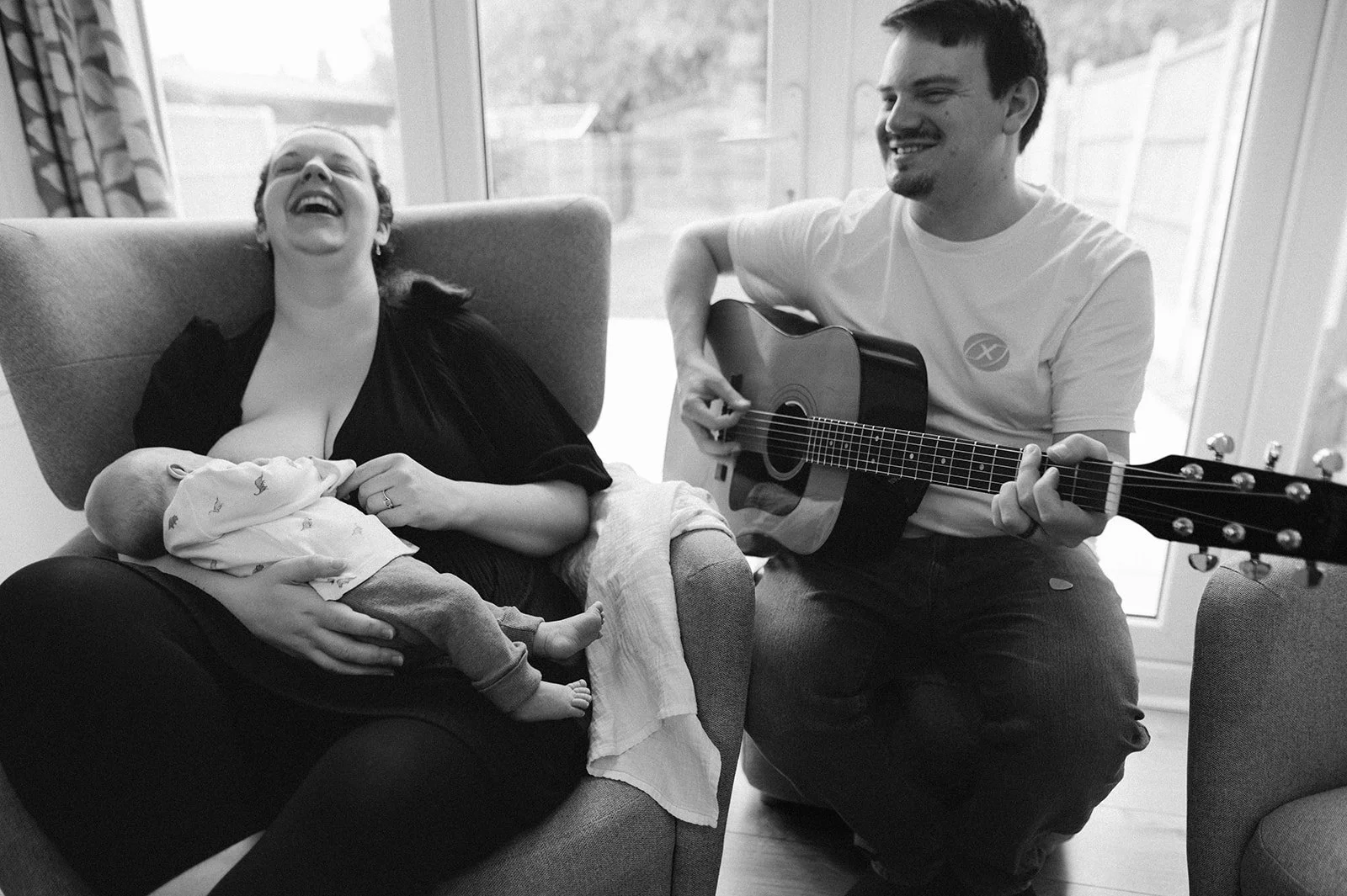 093baby relaxed family photos at home coventry-BW.jpg